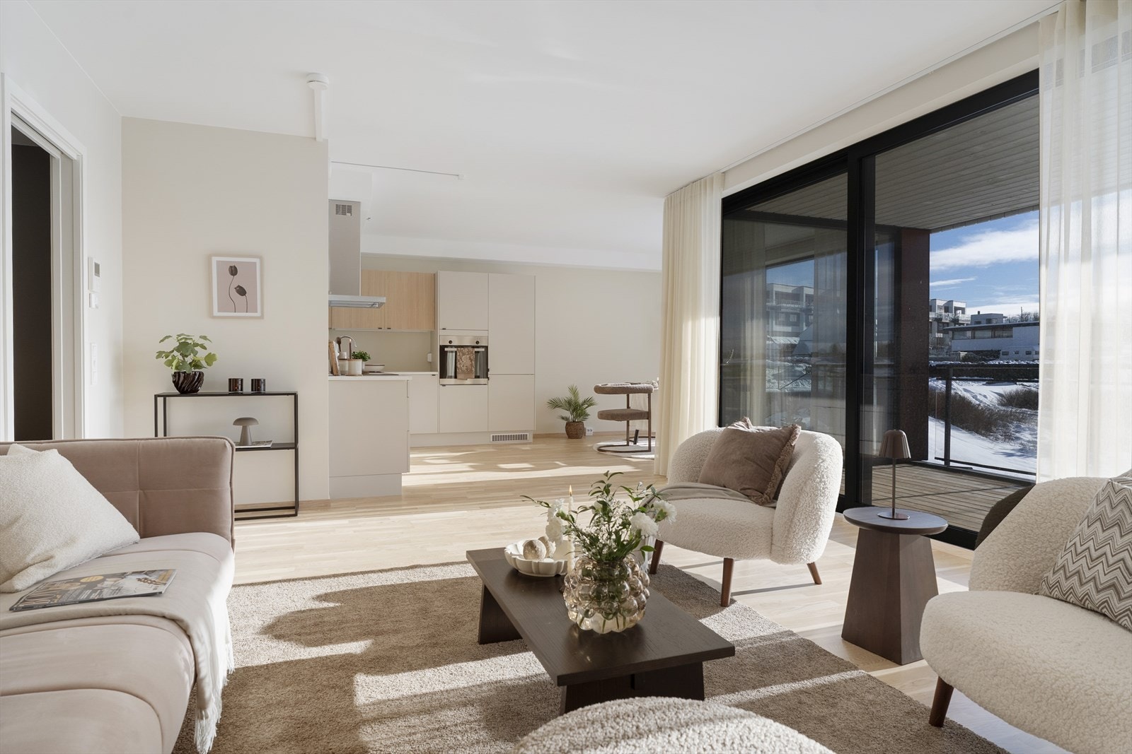 Sosial og åpne kjøkkenløsning med god skap- og benkeplass Galleribilde