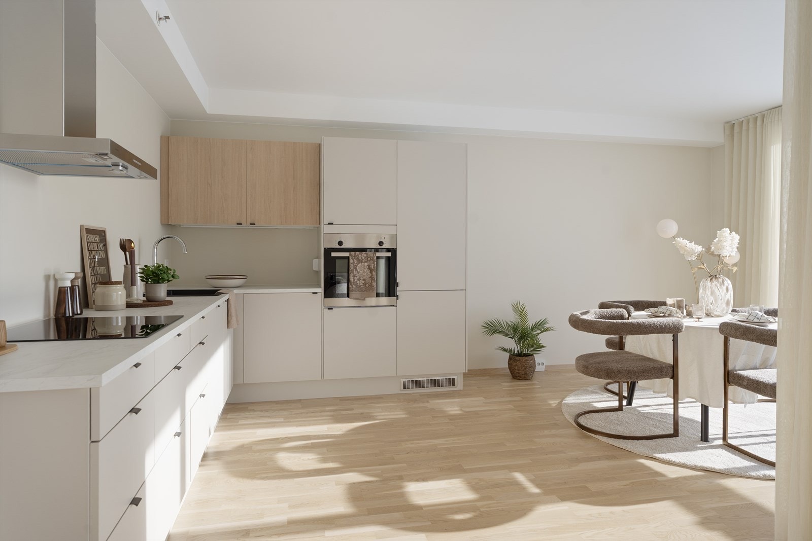 Innholdsrik planløsning med store oppholdsrom, to bad og tre soverom. Galleribilde