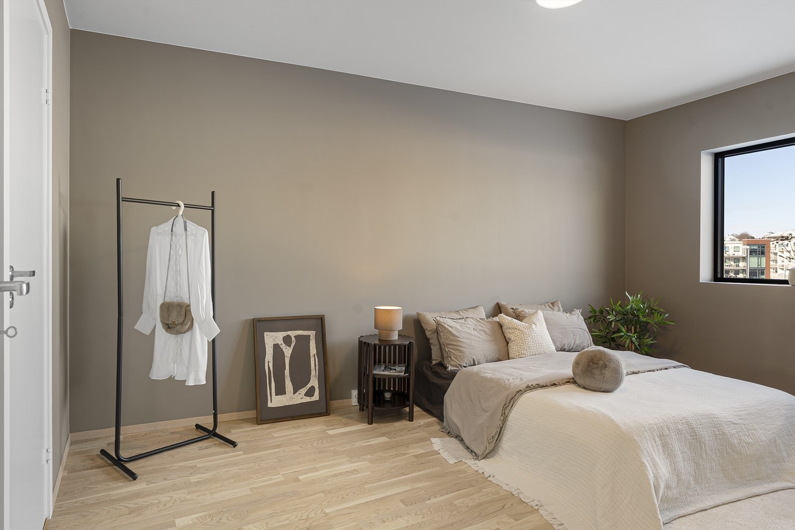 Romslig hovedsoverom med god plass til dobbelseng og garderobe Galleribilde