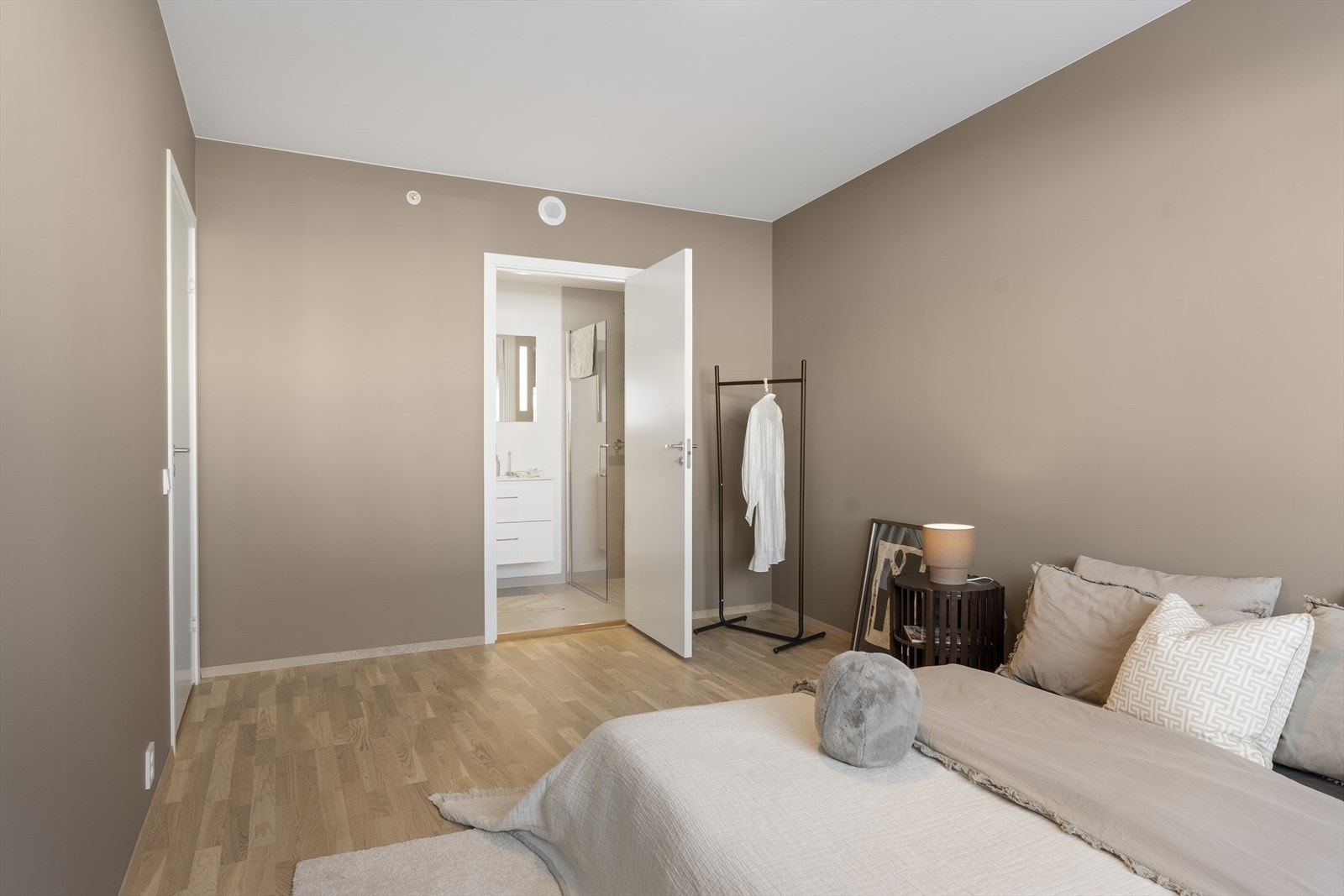 Hovedsoverommet har inngang til eget bad Galleribilde