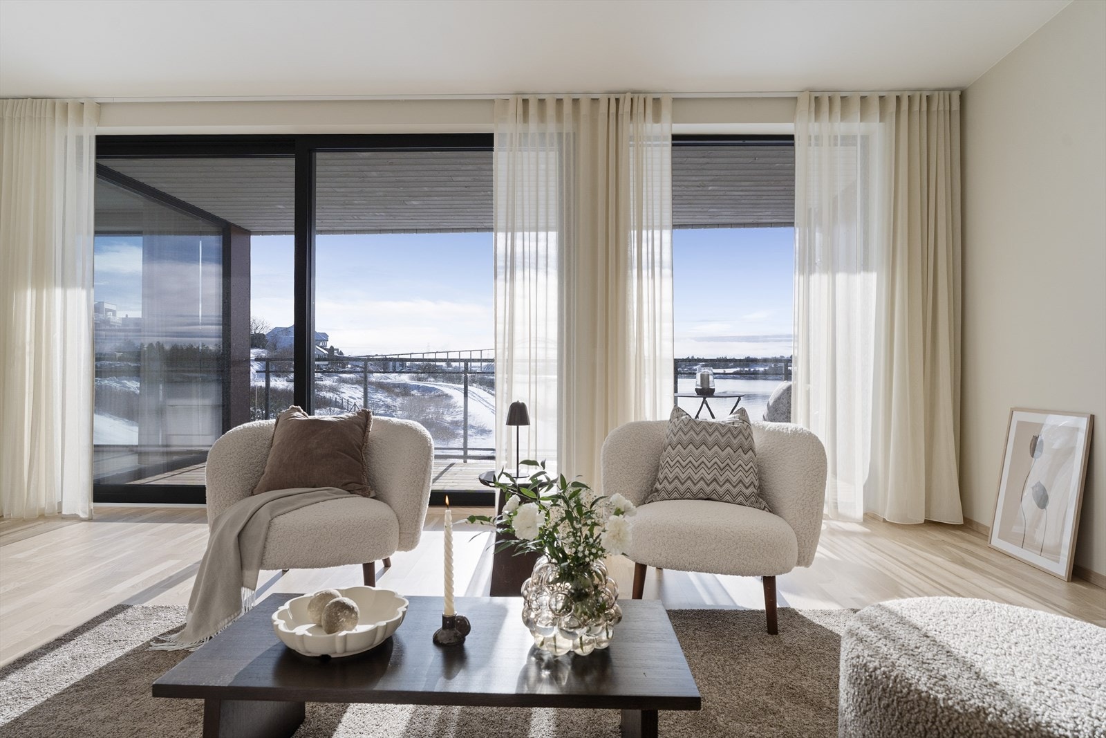 Gode møbleringsmuligheter med god plass til spisebord og sofagruppe Galleribilde