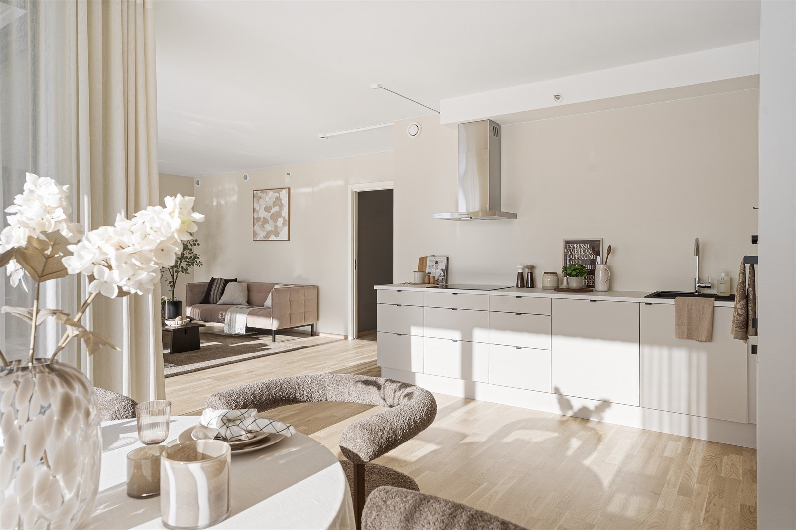 Tidsriktig og delikat kjøkken med integrerte hvitevarer Galleribilde