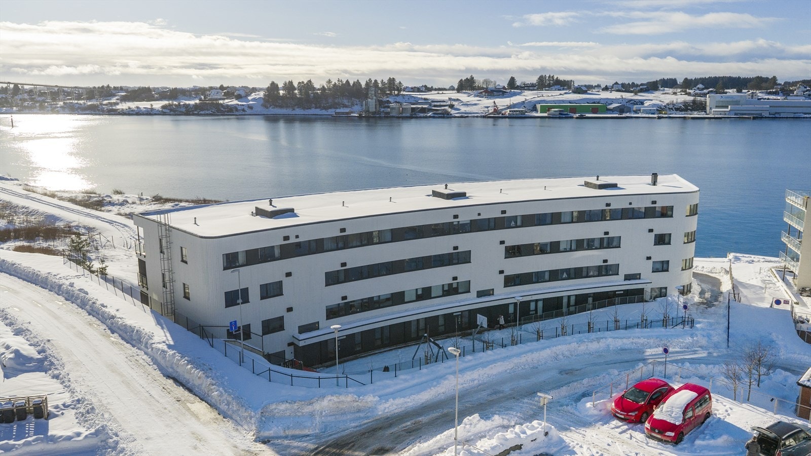 Leiligheten har to parkeringsplasser i lukket garasjeanlegg Galleribilde