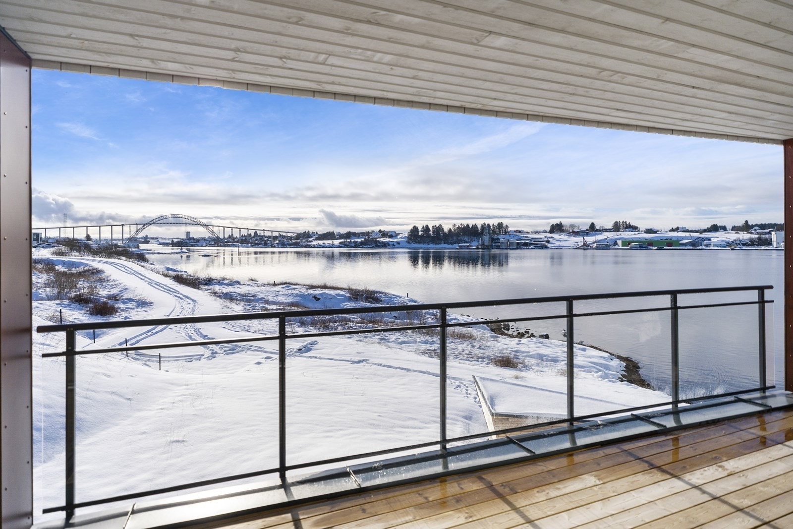 Leiligheten kan blant annet skilte med stor, vestvendt balkong med fantastisk sjøutsikt! Galleribilde