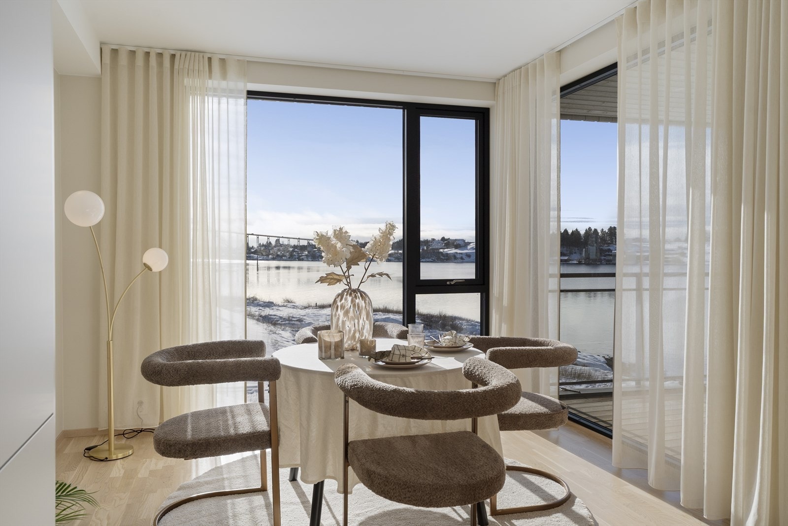 Behagelige fargevalg er gjennomgående i leiligheten Galleribilde