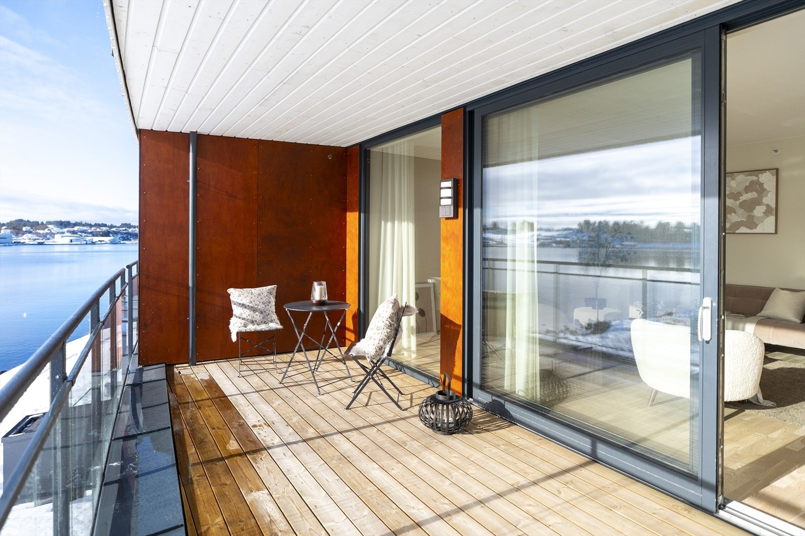 Gode møbleringsmuligheter med god plass til flere sittegrupper Galleribilde