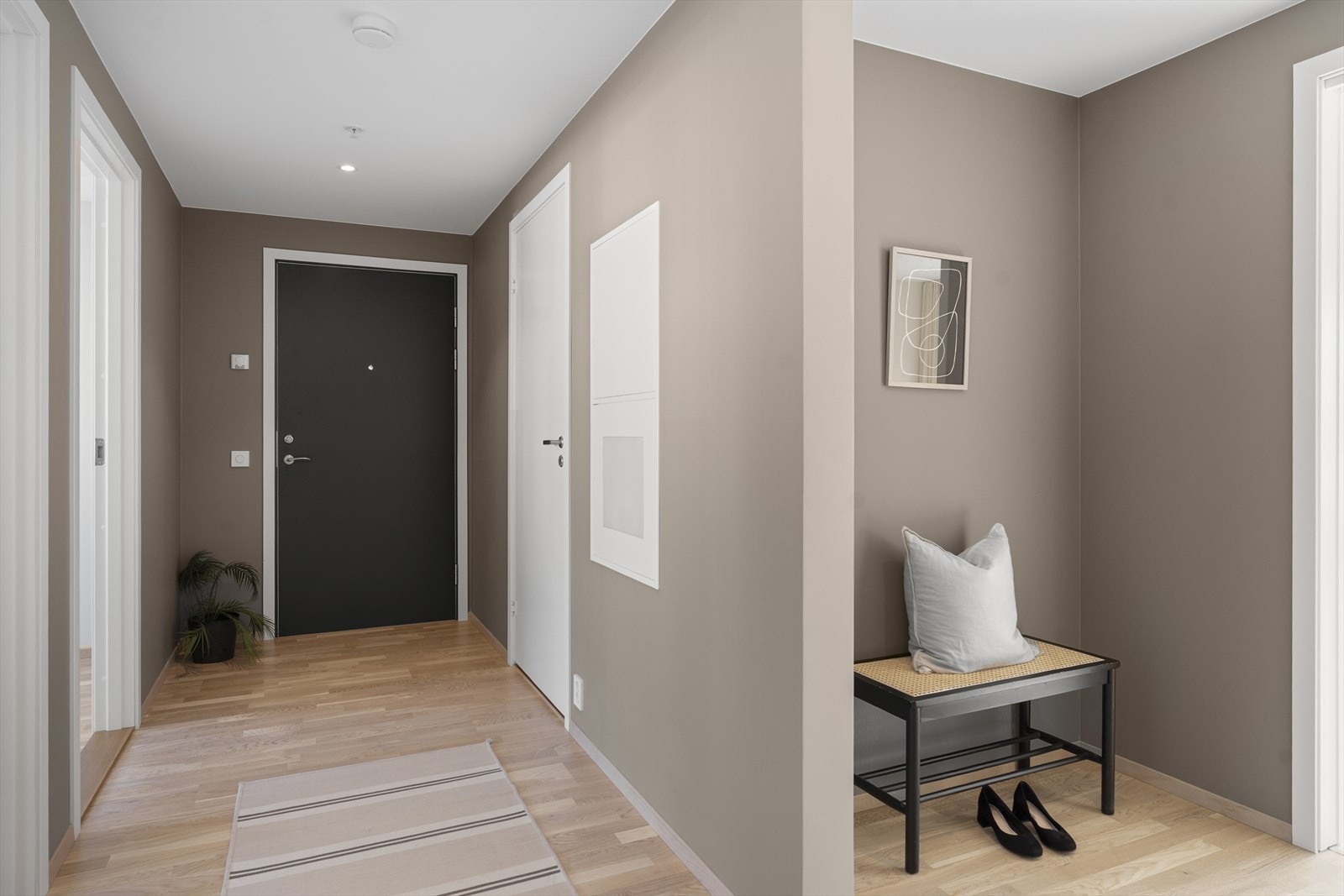 Entré med plass til garderobeskap Galleribilde