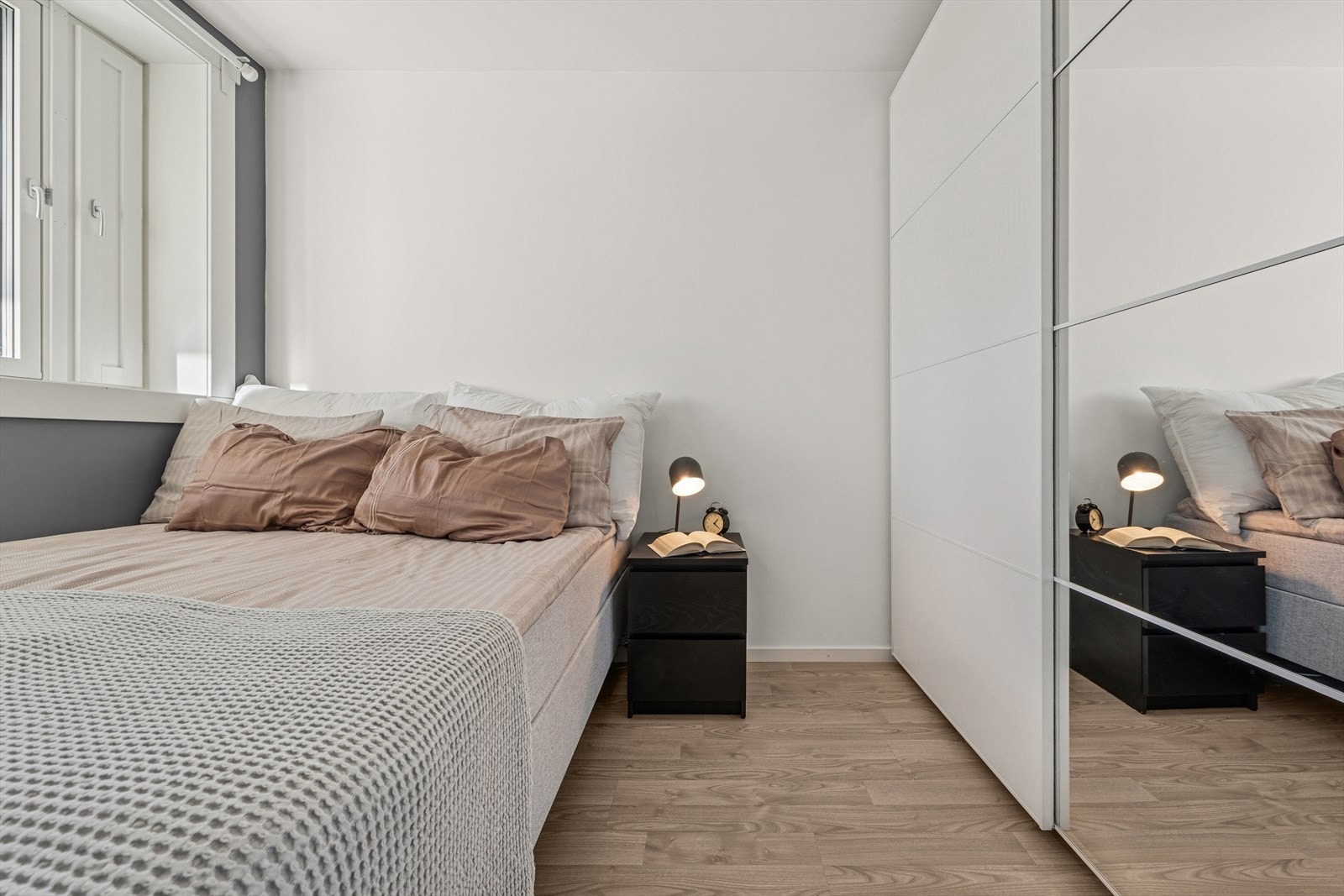 Det er god plass til en romslig garderobeløsning (medfølger) på soverommet. Galleribilde