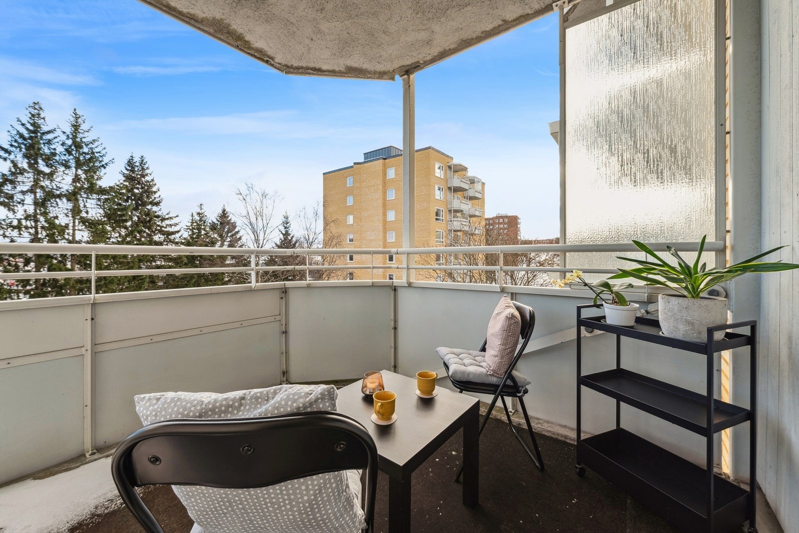 Fra stuen er det utgang til en herlig balkong på ca. 8 m², med god plass til både utemøblement og grill. Galleribilde