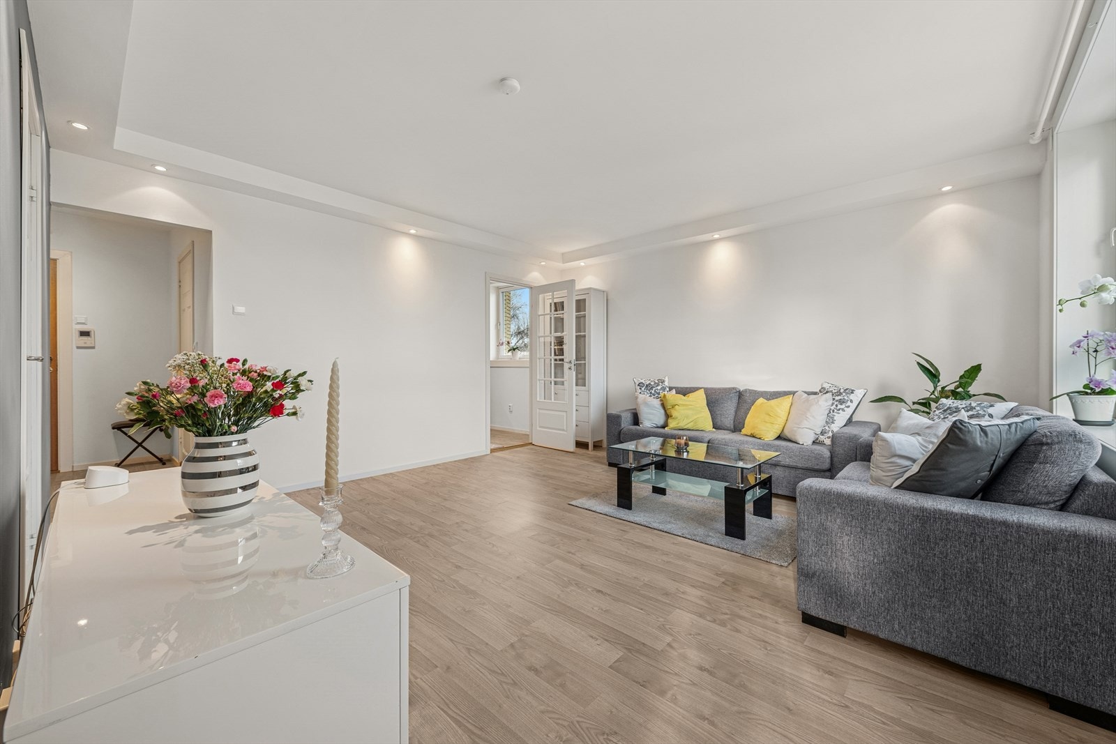 Lyse overflater og en åpen romfølelse preger oppholdsrommet. Det er montert downlights i kasse for god belysning. Galleribilde