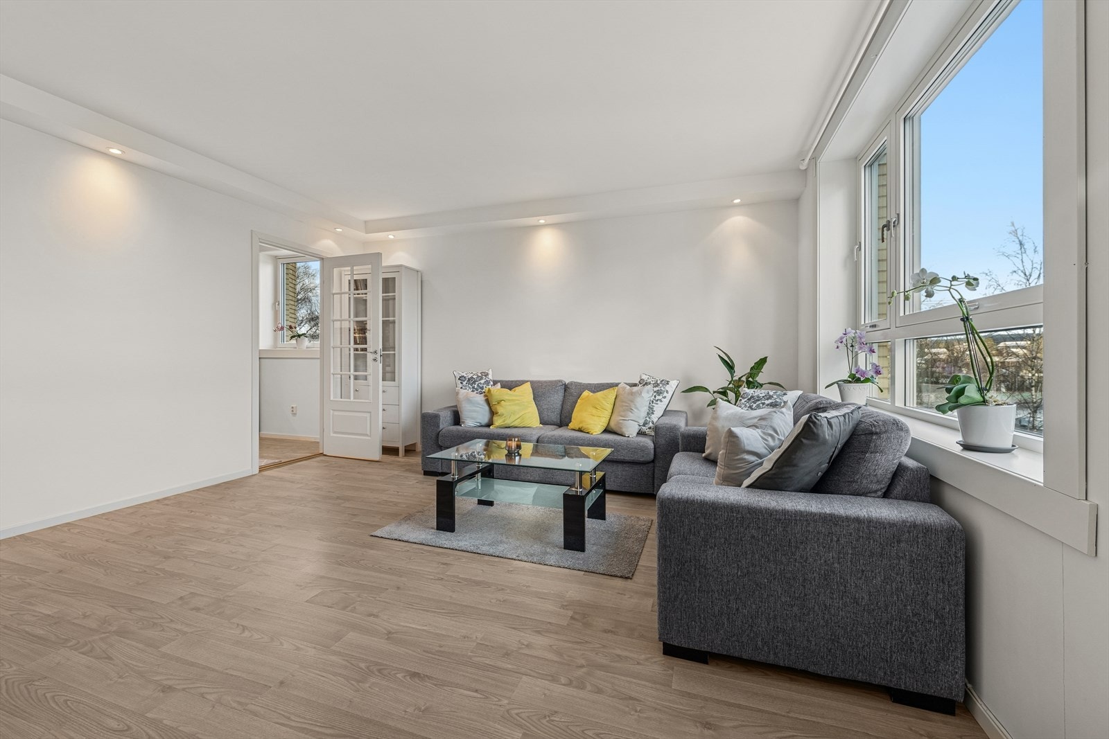 Dette er en flott hjørneleilighet med store vindusflater (fra 2022) på flere sider som gir en lys og luftig følelse. Galleribilde