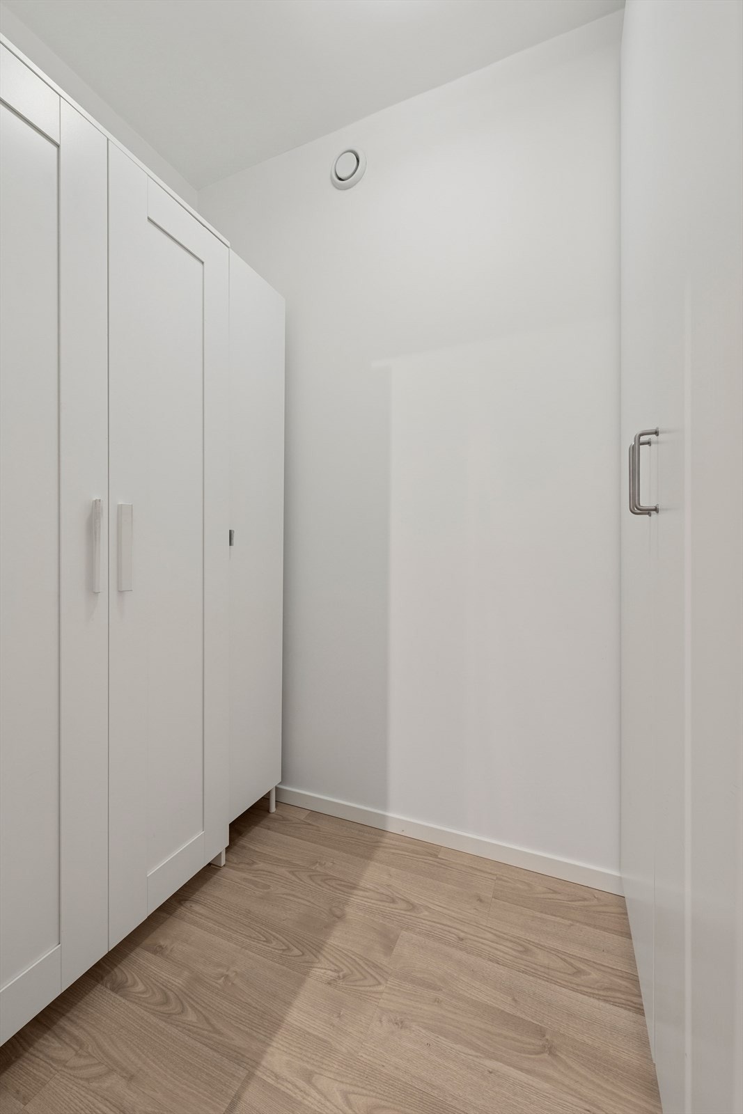 Leiligheten har en praktisk innvendig bod for ekstra oppbevaring. Det høyeste skapet medfølger. Galleribilde