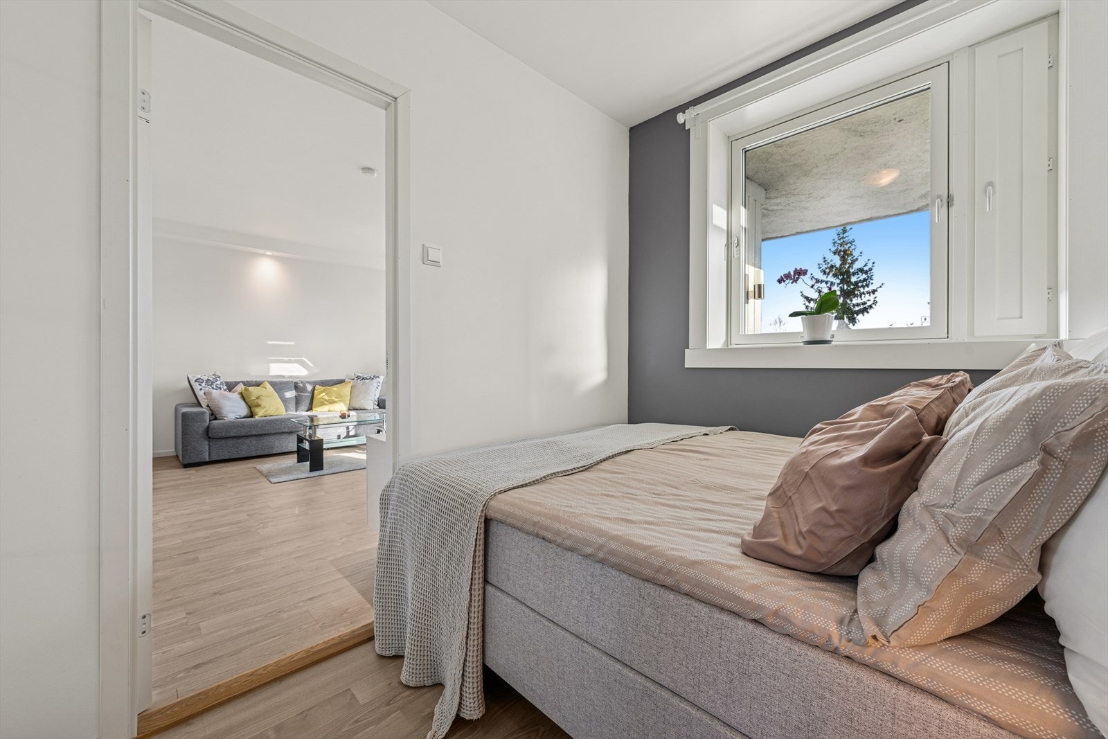 Soverommet har laminat på gulvet og malte overflater, som gir et lyst og nøytralt preg. Galleribilde