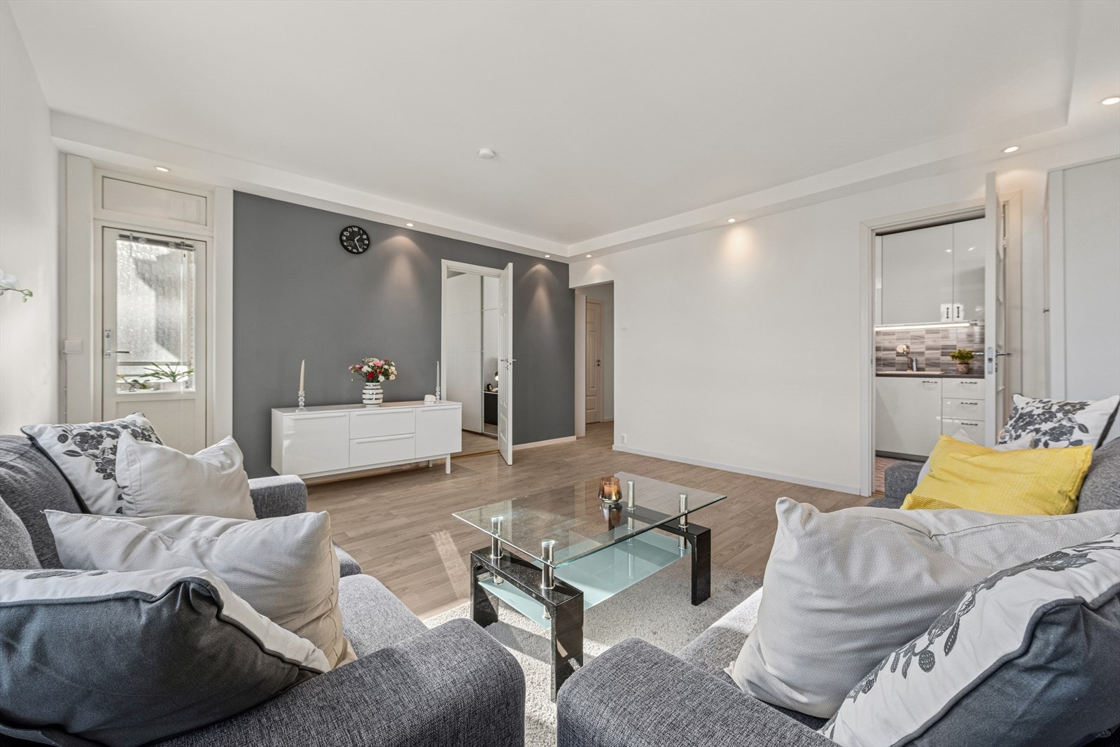 Leiligheten har en god planløsning med adkomst til kjøkken og soverom fra stuen. Boligen ble pusset opp i 2022 og holder en god stand. Galleribilde