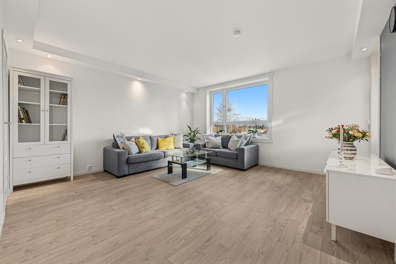 Stuen gir god plass til både spisebord og sofagruppe, samt mediemøblement. Internett (fiber) og kabel-TV er inkludert i felleskostnadene. Galleribilde