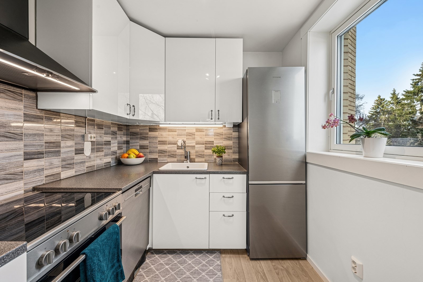 Av hvitevarer medfølger oppvaskmaskin og komfyr. Galleribilde