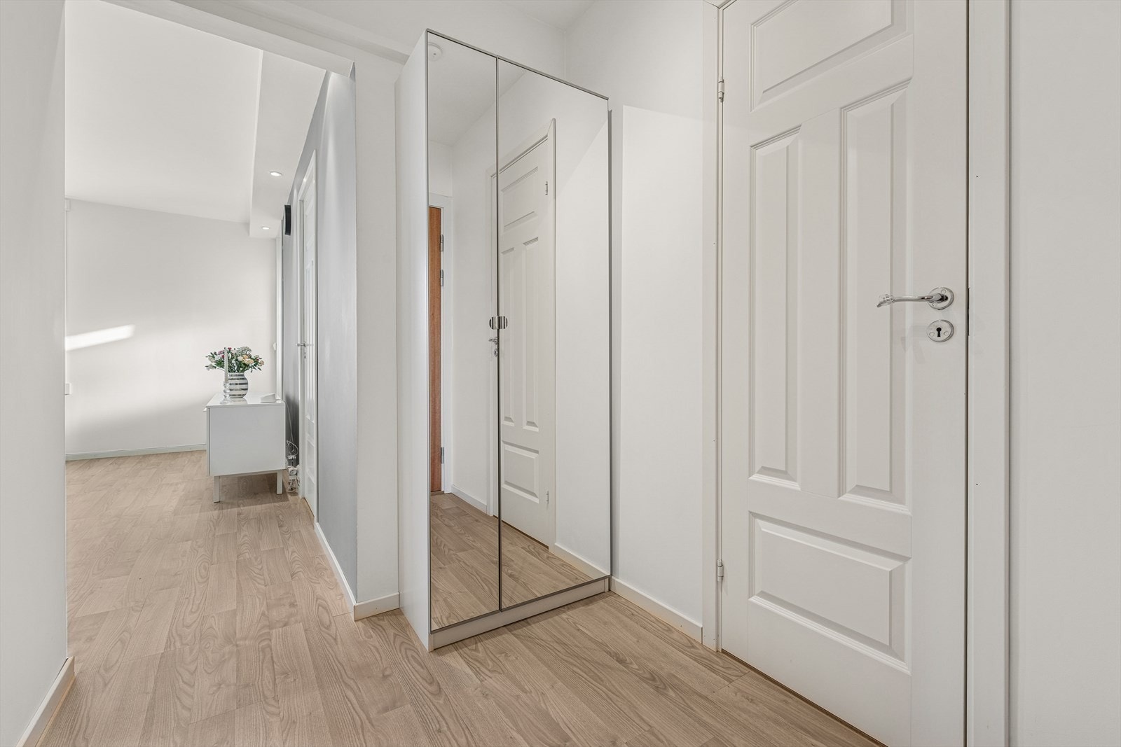 Det er god plass til å henge fra seg ytterklær i entréen. Garderobeskap medfølger ikke. Galleribilde