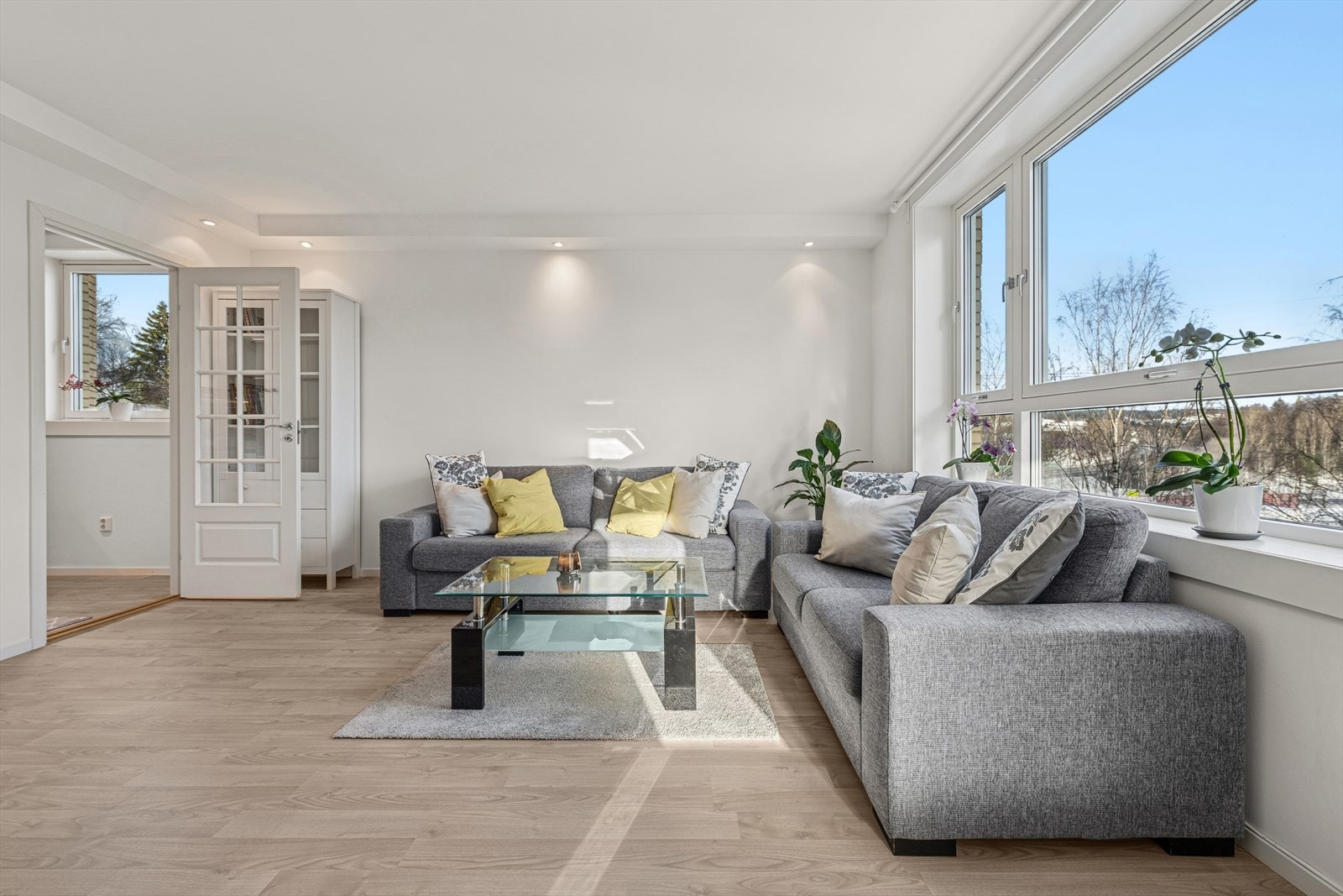 Leiligheten byr på flotte kvaliteter som store vinduer, gode oppbevaringsmuligheter og en smart planløsning. Galleribilde