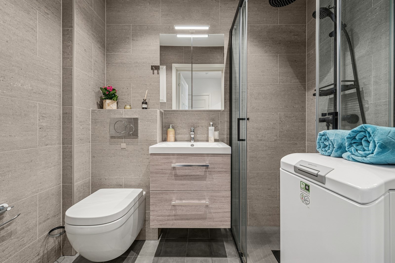 For ekstra komfort er det elektriske varmekabler i gulvet og innfelte downlights i taket. Galleribilde