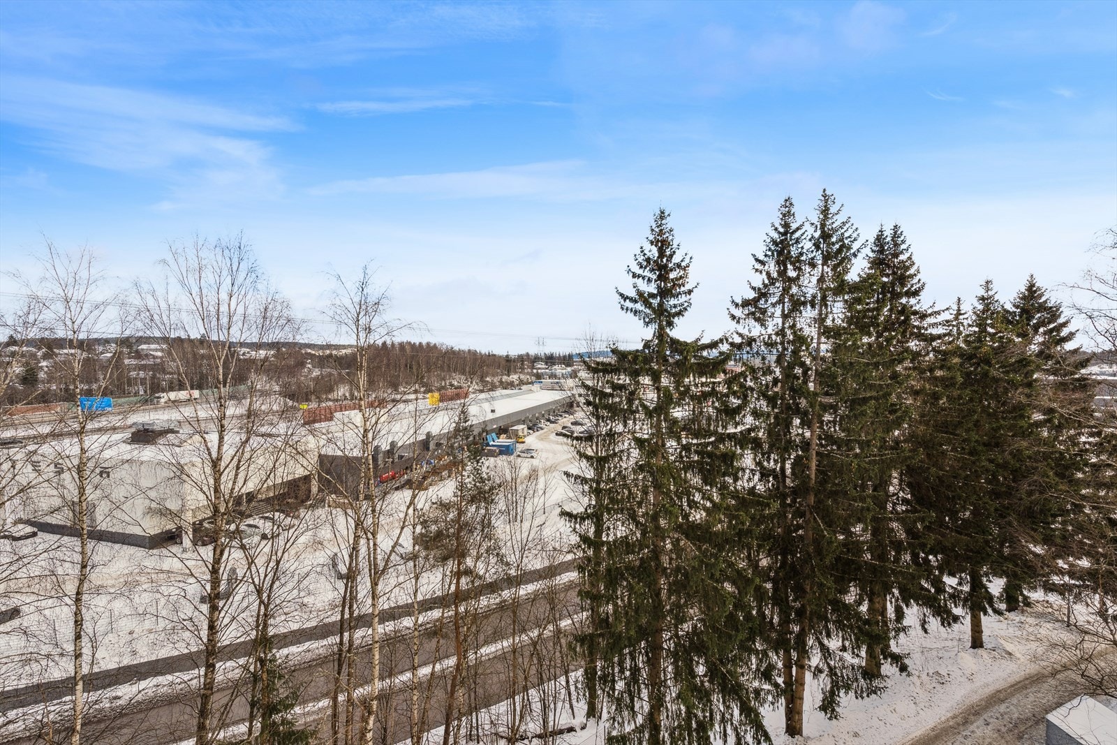 Beliggenheten kombinerer nærhet til natur med enkel tilgang til servicetilbud. Galleribilde