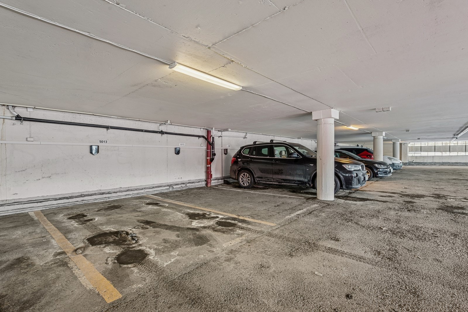 Det medfølger parkering i felles garasje med mulighet for å etablere lader for elbil. Galleribilde