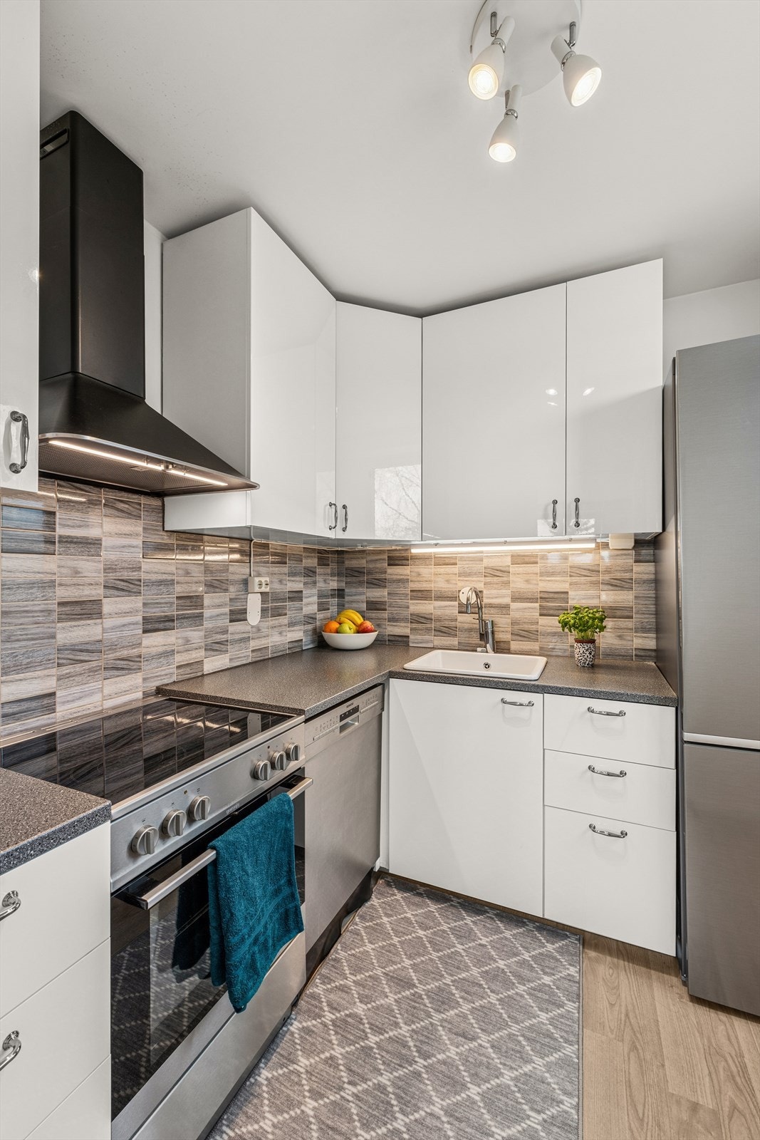 Moderne kjøkken med godt med både skap- og benkeplass. Galleribilde