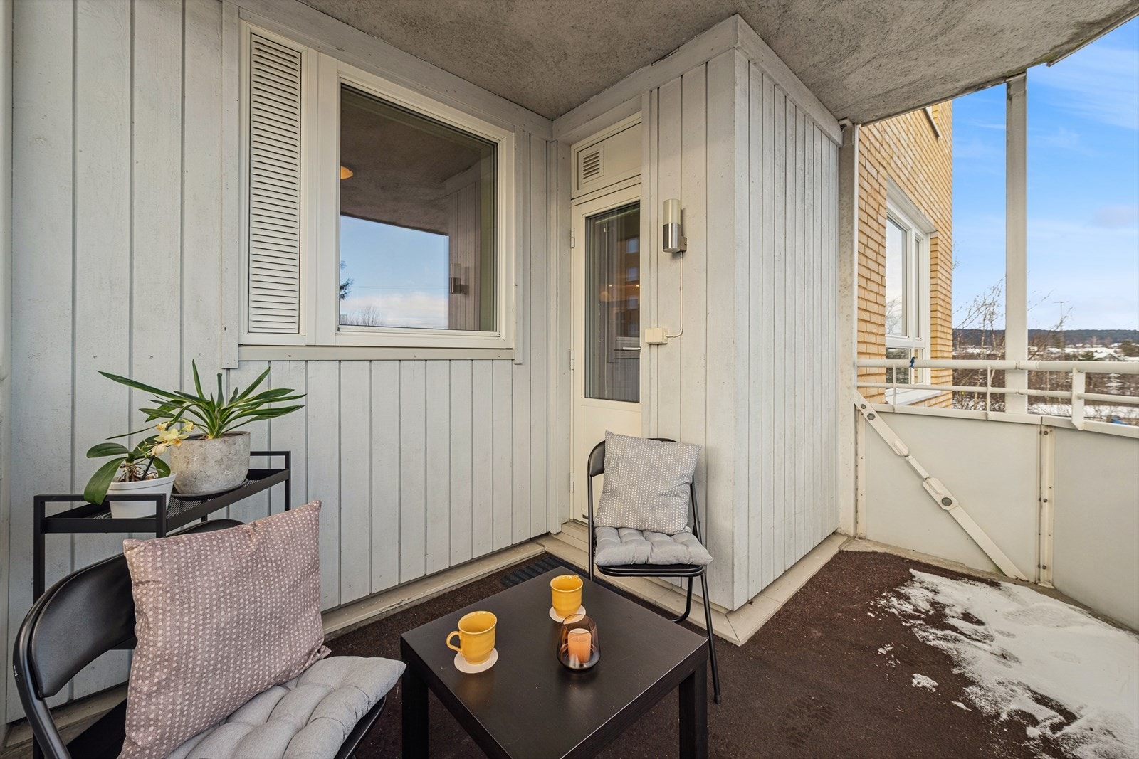 Balkongen er overbygget, noe som gir en lun og skjermet uteplass du kan bruke store deler av sommerhalvåret. Galleribilde