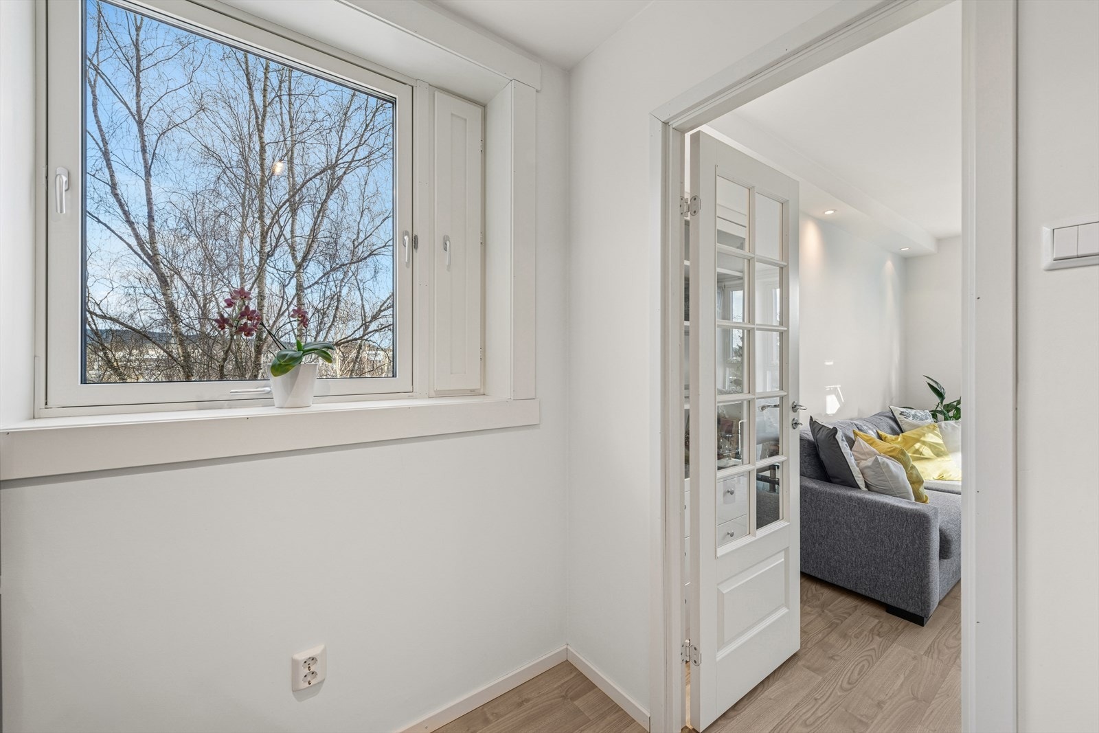 Kjøkkenet ligger i et separat rom med naturlig tilknytning til stuen. Galleribilde