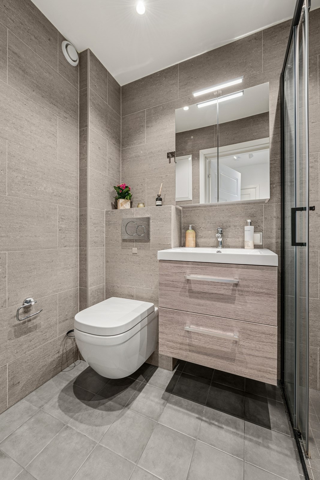 Badet ble pusset opp i 2023 og har et moderne uttrykk med flislagte overflater og stilrene detaljer. Galleribilde