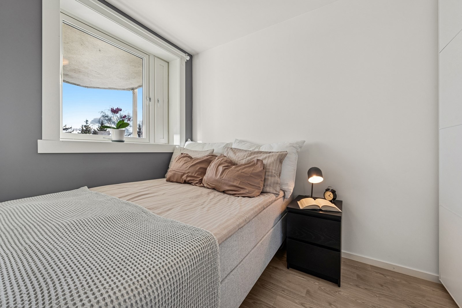 Leilighetens soverom er romslig med god plass til både dobbeltseng og medfølgende garderobe. Galleribilde