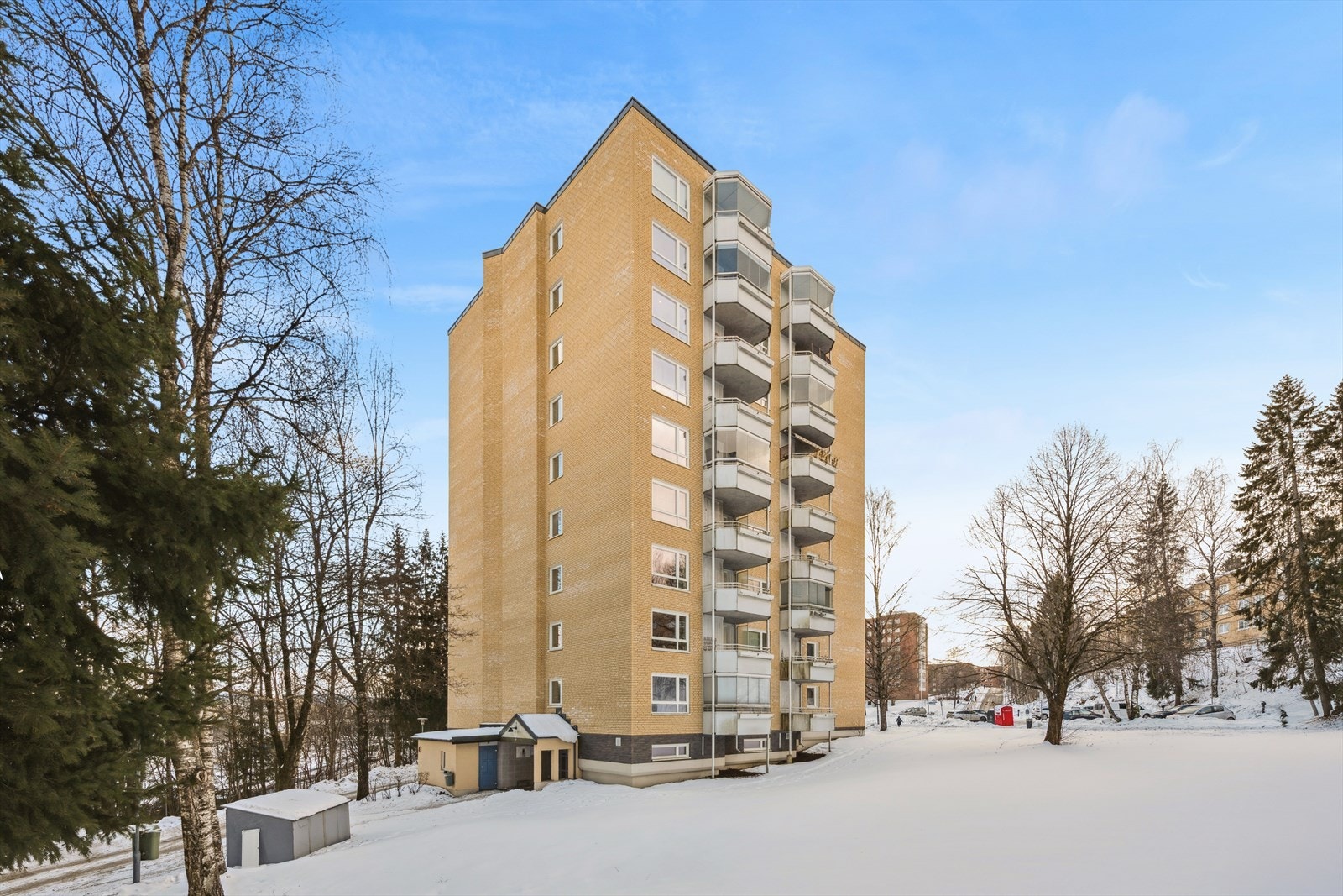 Her bor du tilbaketrukket i grønne omgivelser med enkel tilgang til både natur og byliv med Østmarka i nærheten, samt gode kollektivforbindelser til Oslo sentrum. Galleribilde