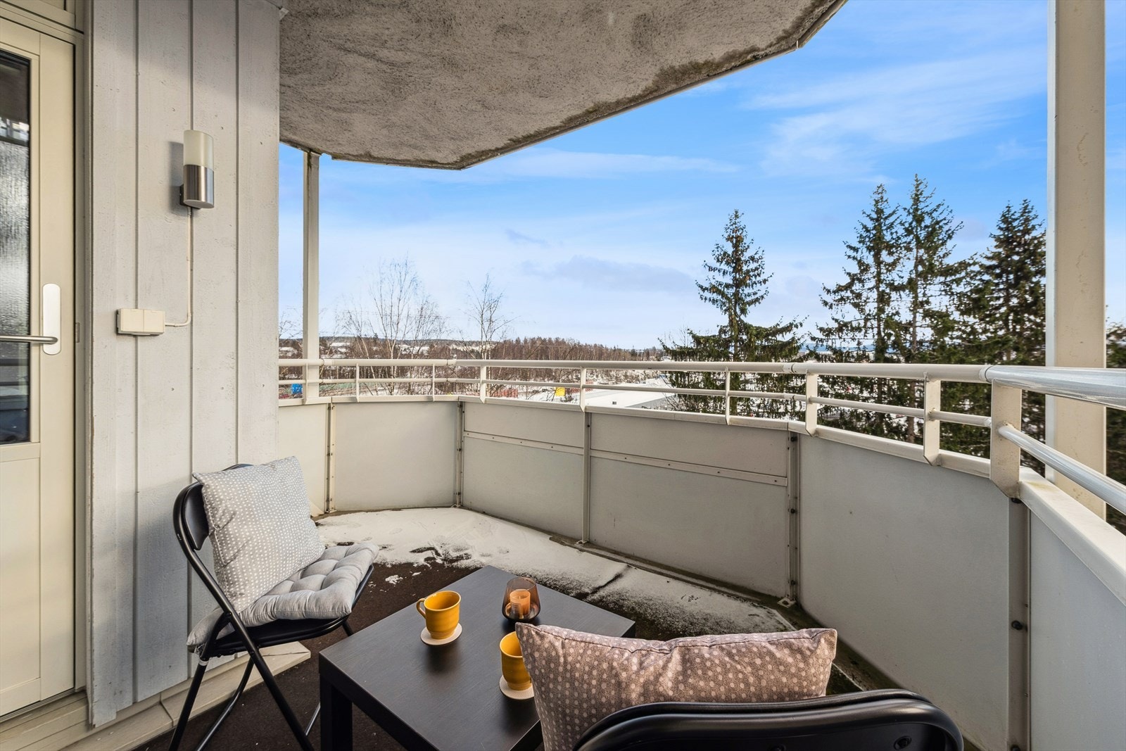 Dette er en lys og moderne 2-roms hjørneleilighet med heisadkomst til etasjeplan, garasjeplass og stor balkong med en fin utsikt over nærområdet. Galleribilde