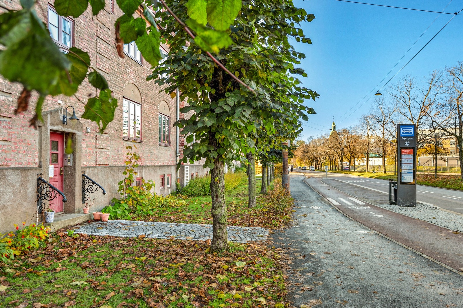 Kun et par minutters gange fra leiligheten finner du bussholdeplasser ved både Fayes gate og Tannlegehøyskolen, med gode forbindelser rundt i byen Galleribilde