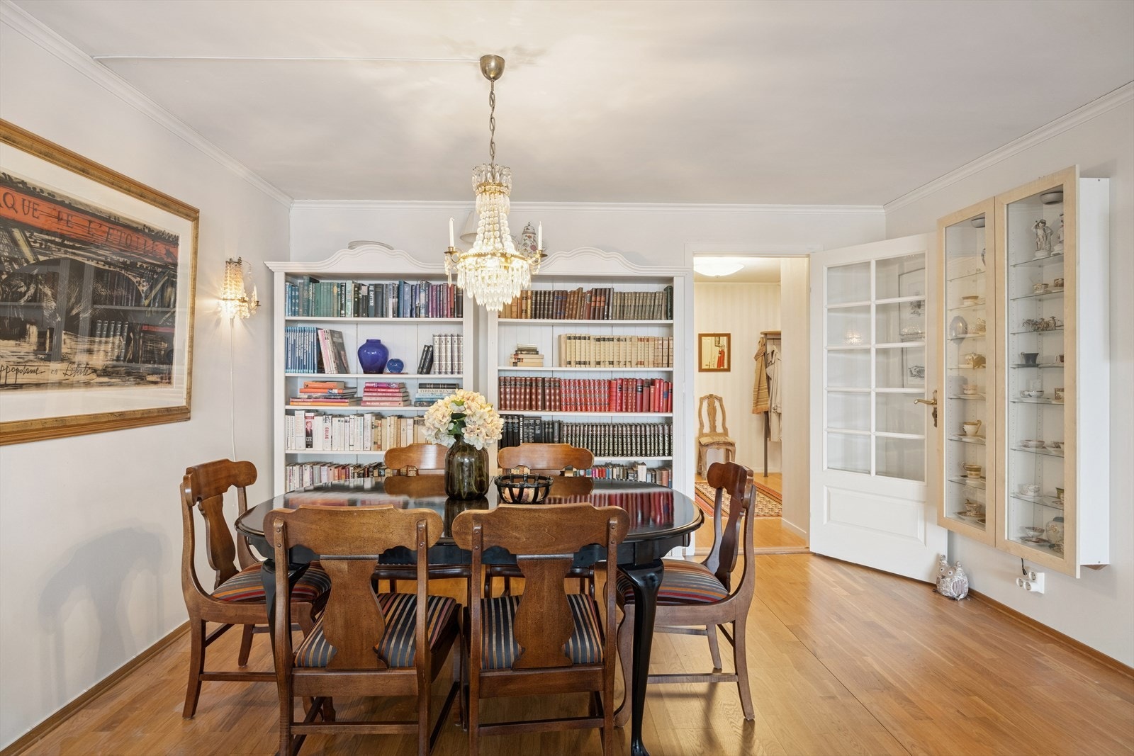 Spisestuen er et sosialt samlingspunkt med god plass til større selskap. Galleribilde