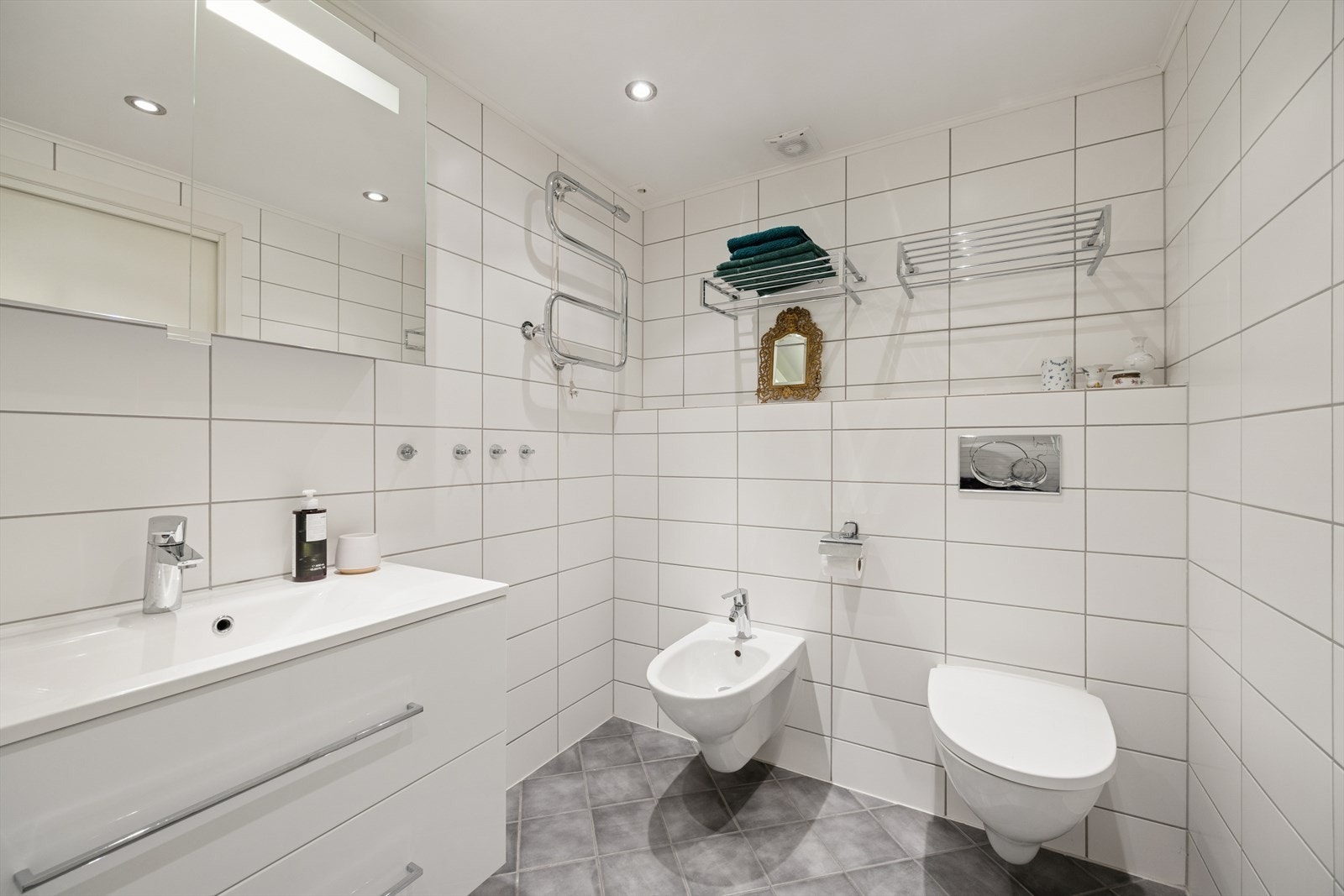 Fra hovedsoverommet er det direkte adkomst til baderommet. Flislagt bad med elektriske varmekabler i gulv. Galleribilde