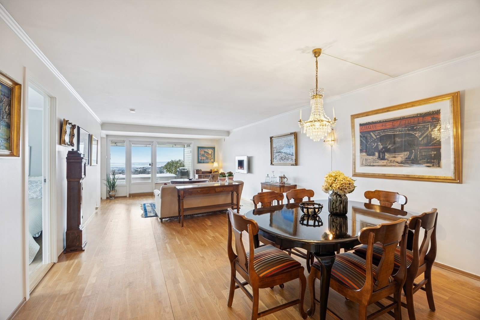 Leiligheten har store vindusflater gir rikelig med lys og åpner opp mot den sydvendte terrassen. Galleribilde