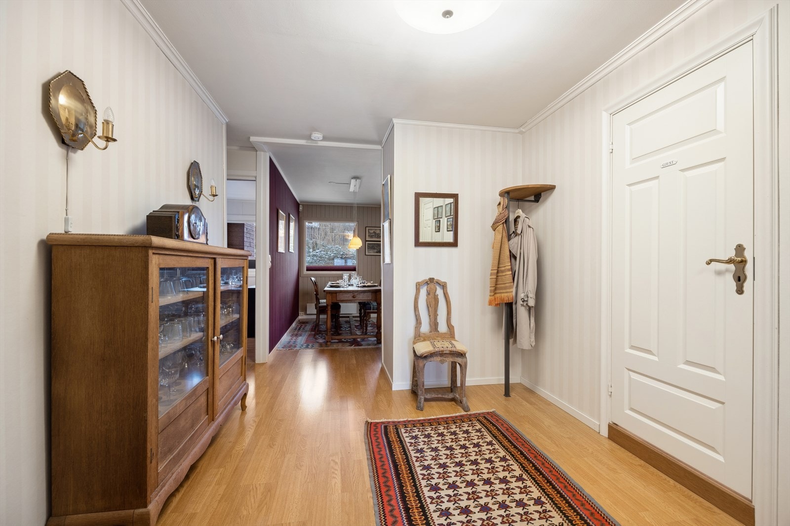 Fra gangen er det en åpen og naturlig flyt videre inn mot kjøkken og oppholdsrom. Galleribilde