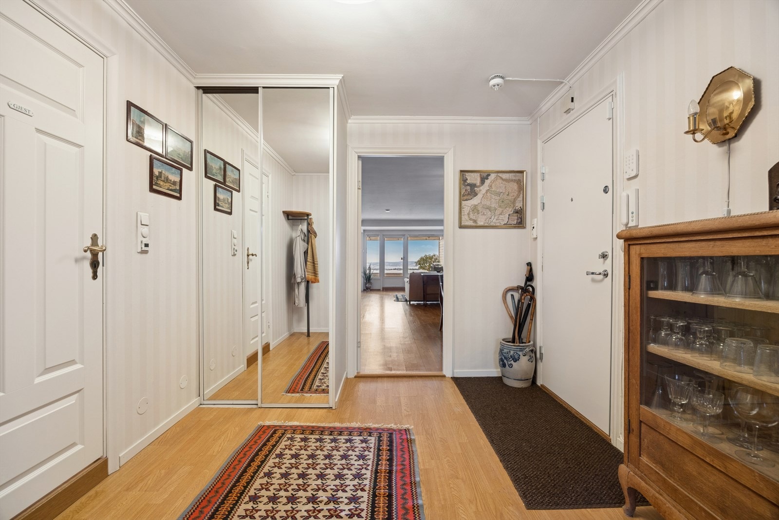 Velkommen inn i en romslig entré med gode garderobeløsninger og sikkerhetsdør fra Swedoor. Galleribilde