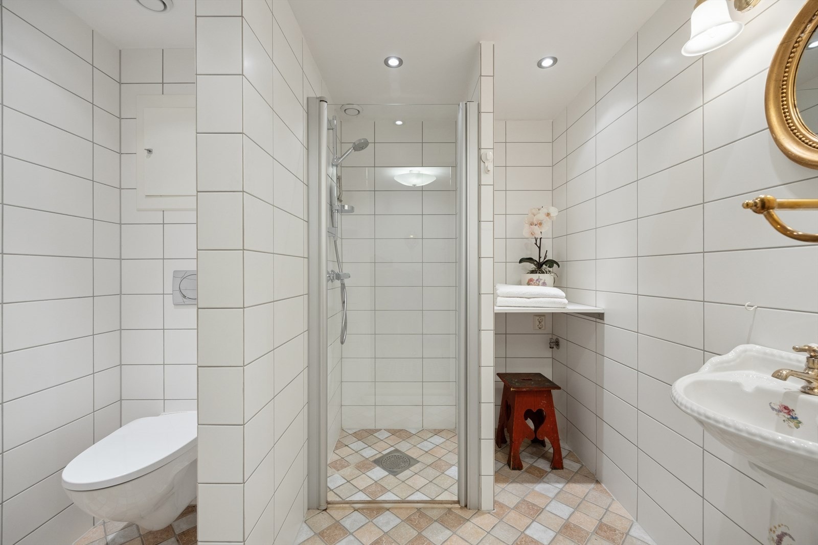 Leiligheten har to baderom. Flislagt baderom med varmekabler i gulv og downlights i himling. Badet er utstyrt med dusjnisje og praktisk opplegg for vaskemaskin. Galleribilde