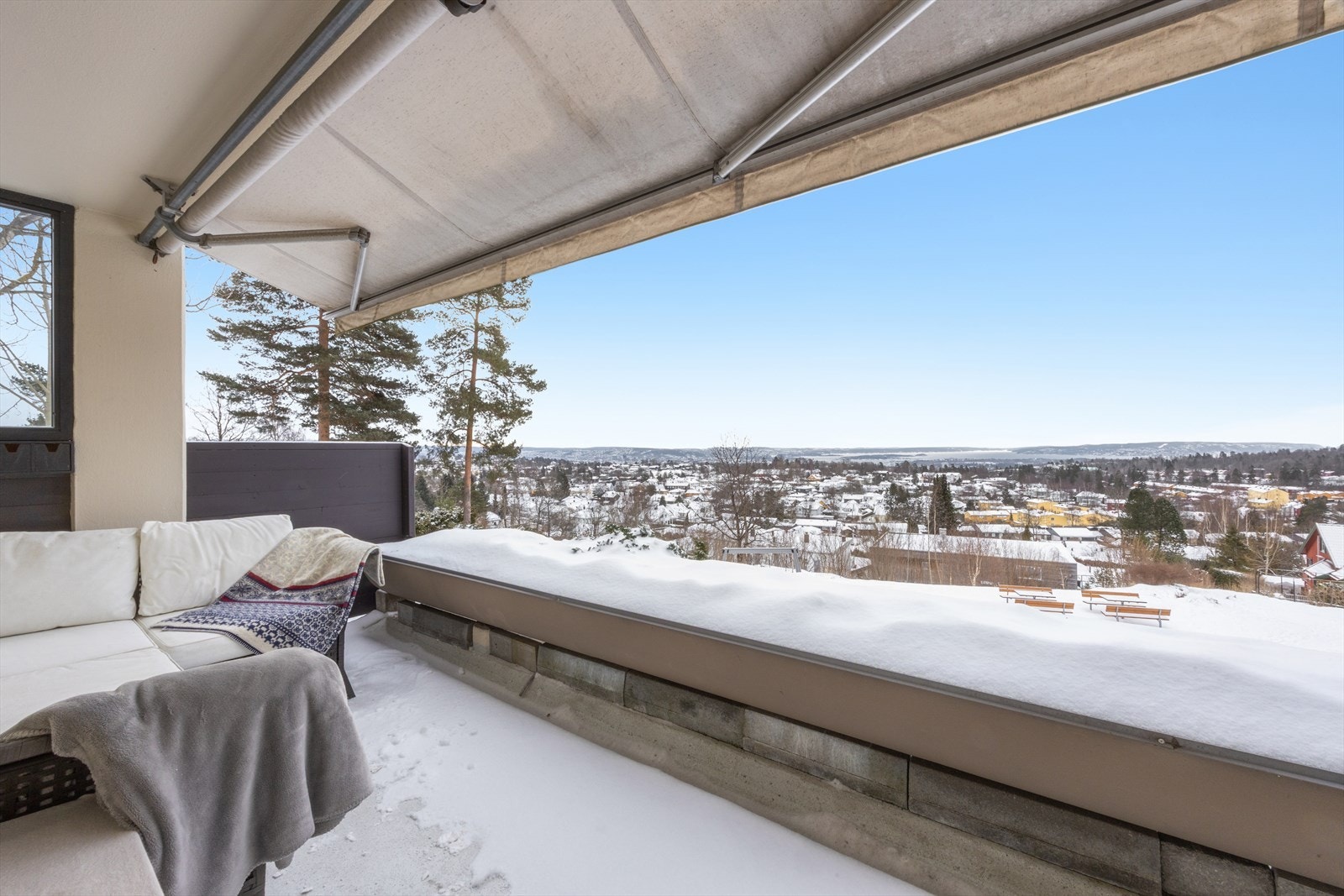 Leiligheten har to terrasser på hver side av boligen. Terrassen med adkomst fra stuen er på 12 m², og utstyrt med markise, utebelysning og varmelampe. Galleribilde