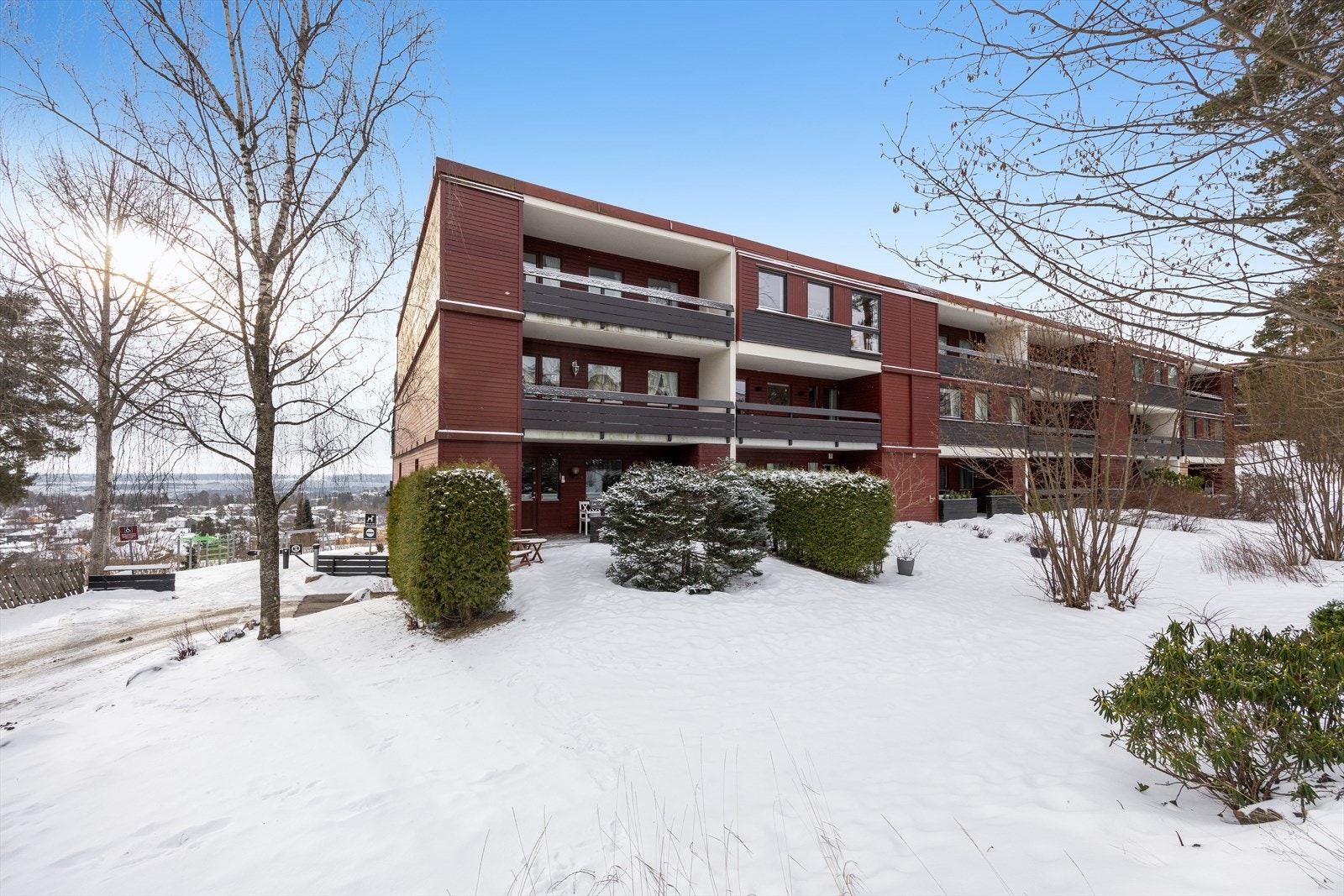 Boligen har en attraktiv beliggenhet i et veletablert boligområde på Holmen i Oslo. Galleribilde