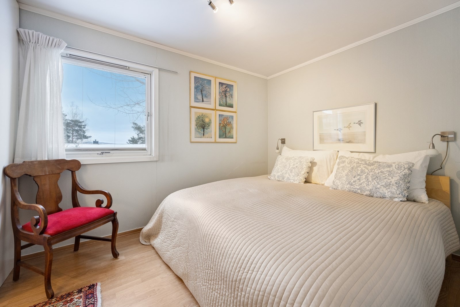 Hovedsoverommet er romslig, med laminatgulv og malte veggflater. Galleribilde