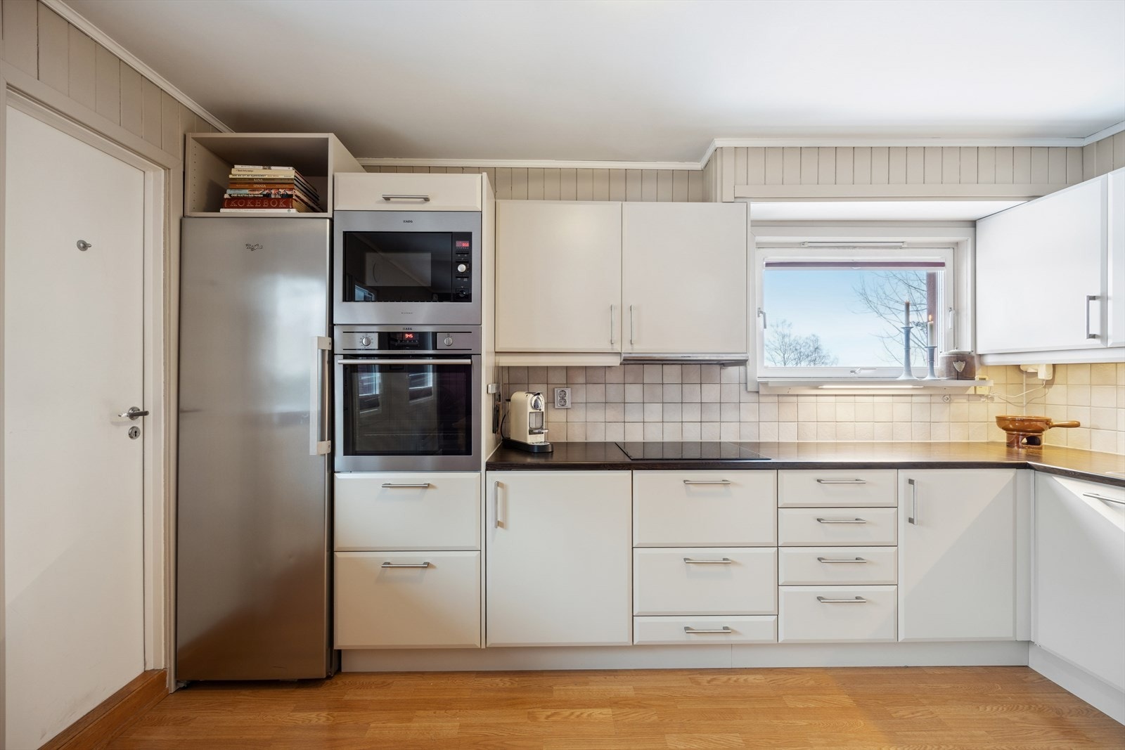 Kjøkkenet er utstyrt med innfelte hvitevarer som stekeovn, mikro og platetopp. Galleribilde