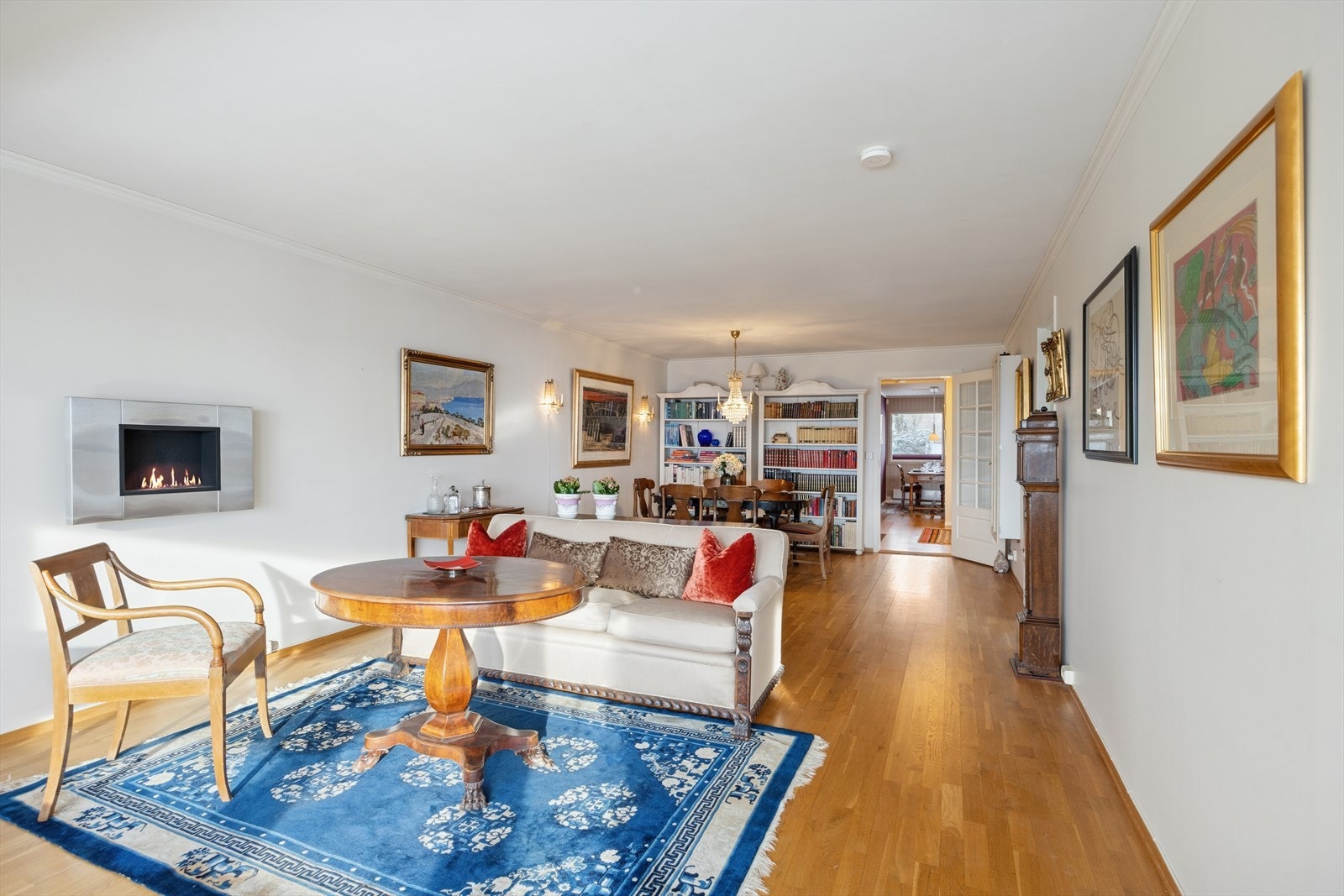 En elegant glassdør leder inn til stuen, som har gjennomgående 3-stavs eikeparkett. Galleribilde