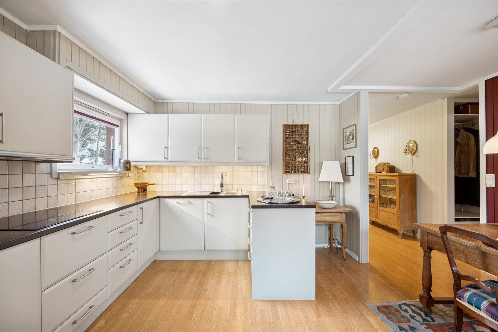 Kjøkkeninnredningen har slette, lakkerte fronter og en solid laminatbenkeplate. Galleribilde