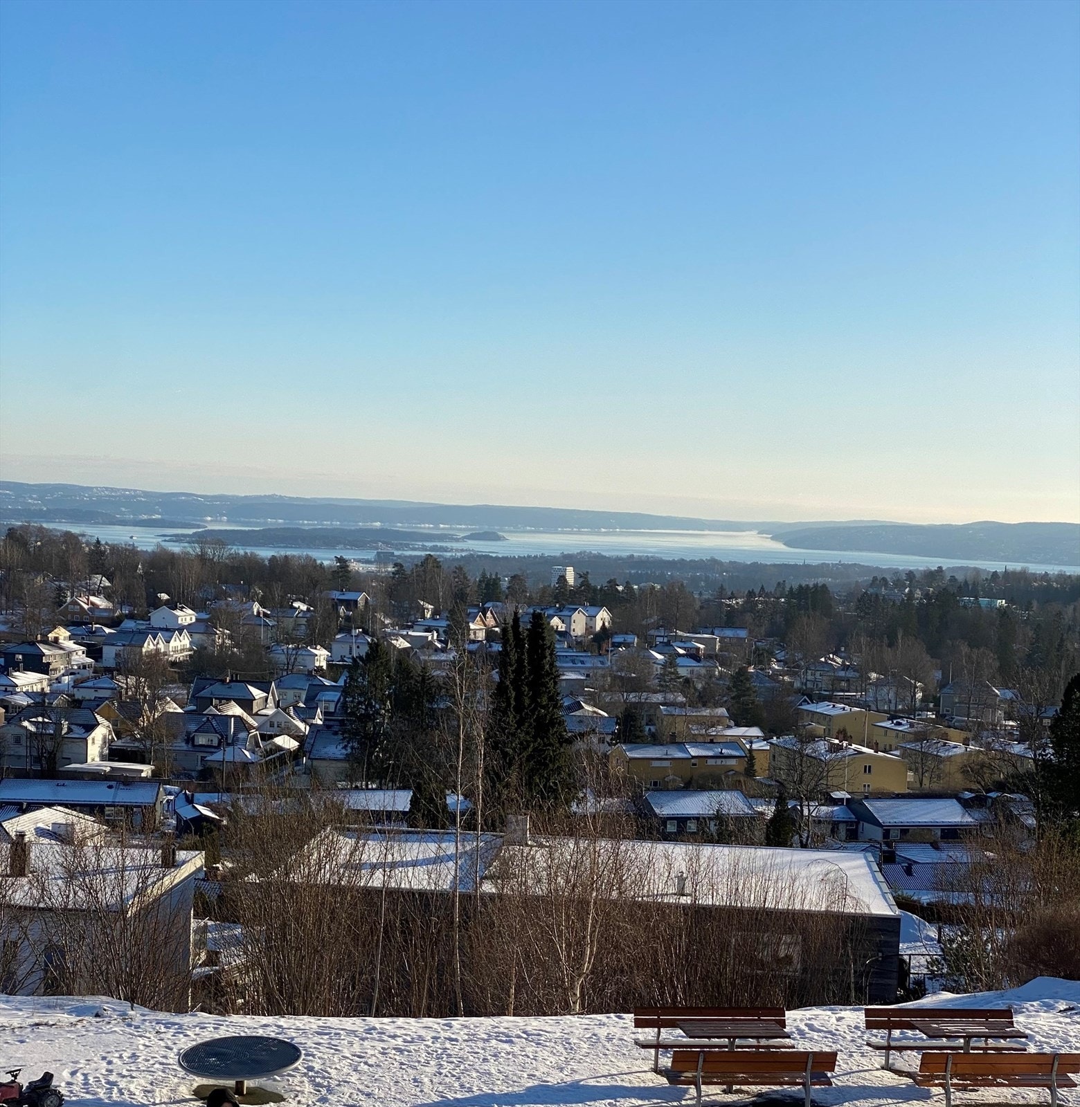 Beliggenheten byr på nærhet til servicetilbud som Vinderen Sentrum og Røa Senter, begge 6 min unna. Galleribilde
