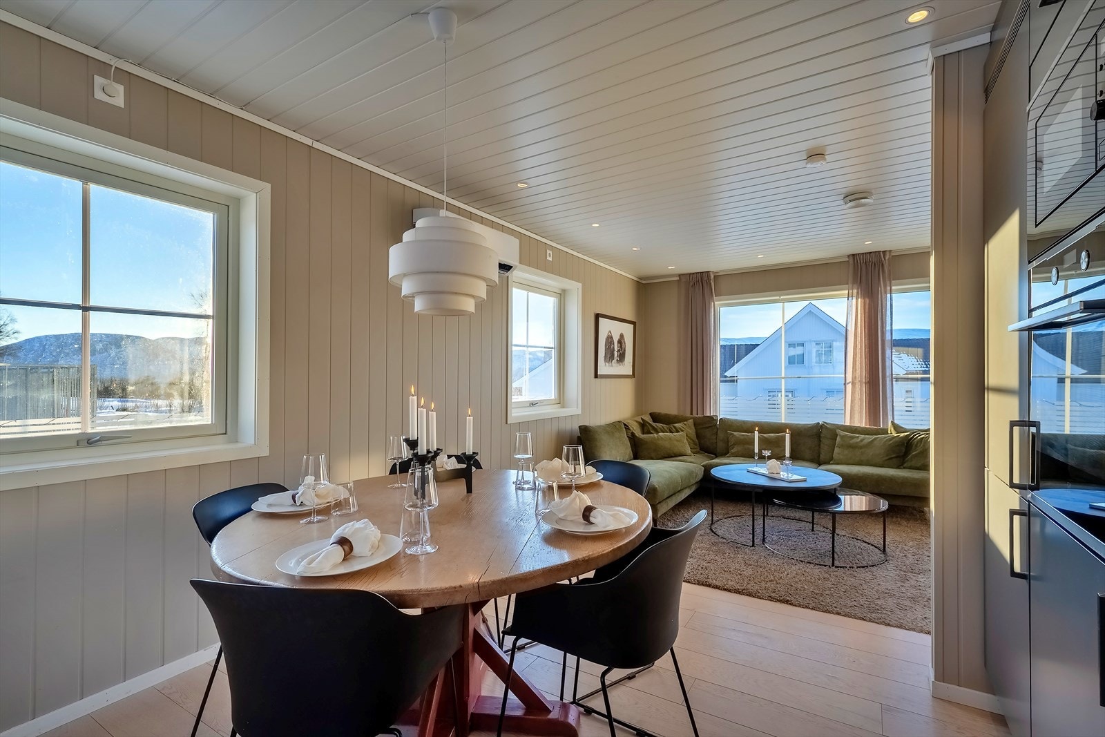 Rommet er godt gjennomlyst med vindu på tre sider Galleribilde