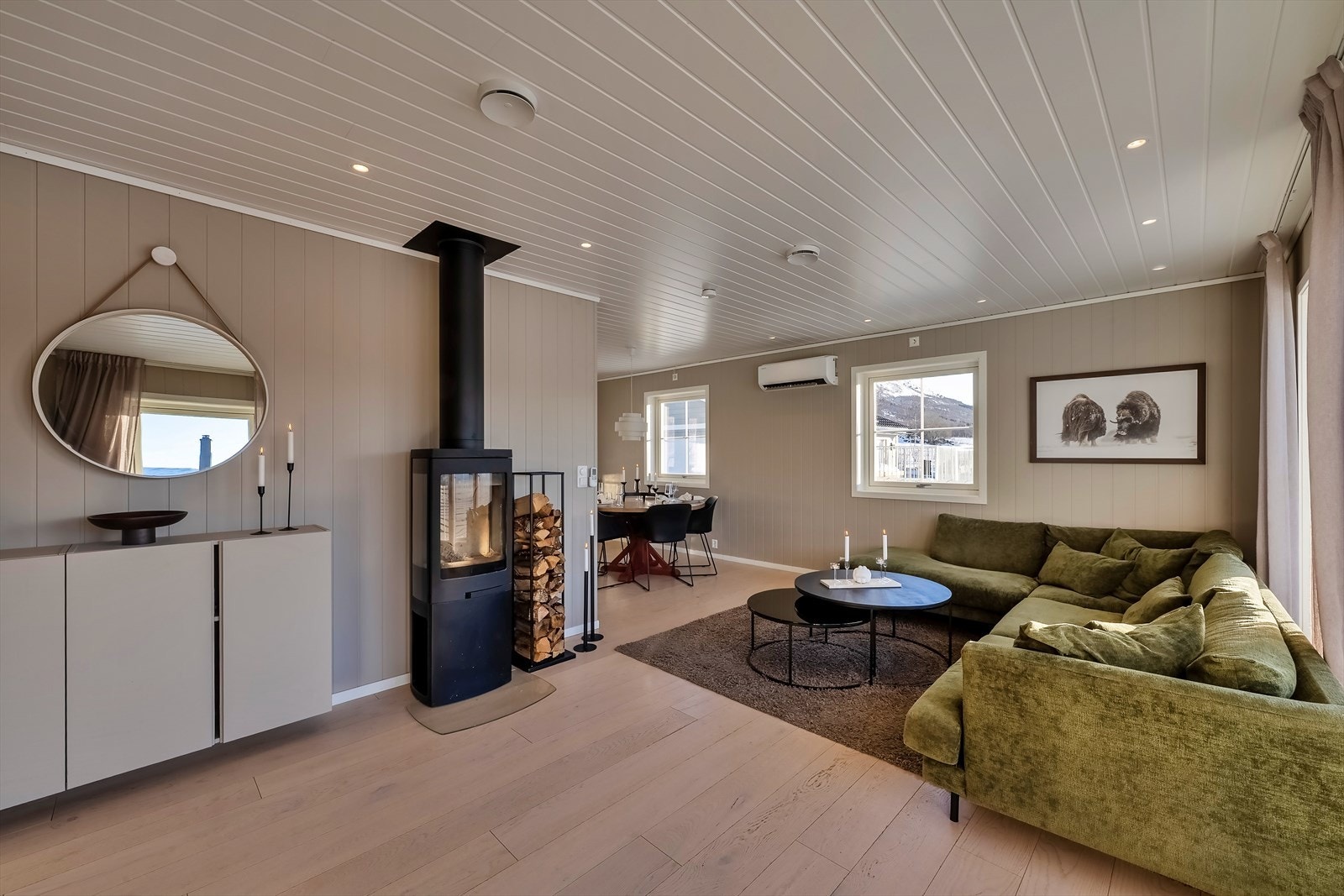 Stue i boligens søndre hjørne med åpen løsning mot kjøkken Galleribilde