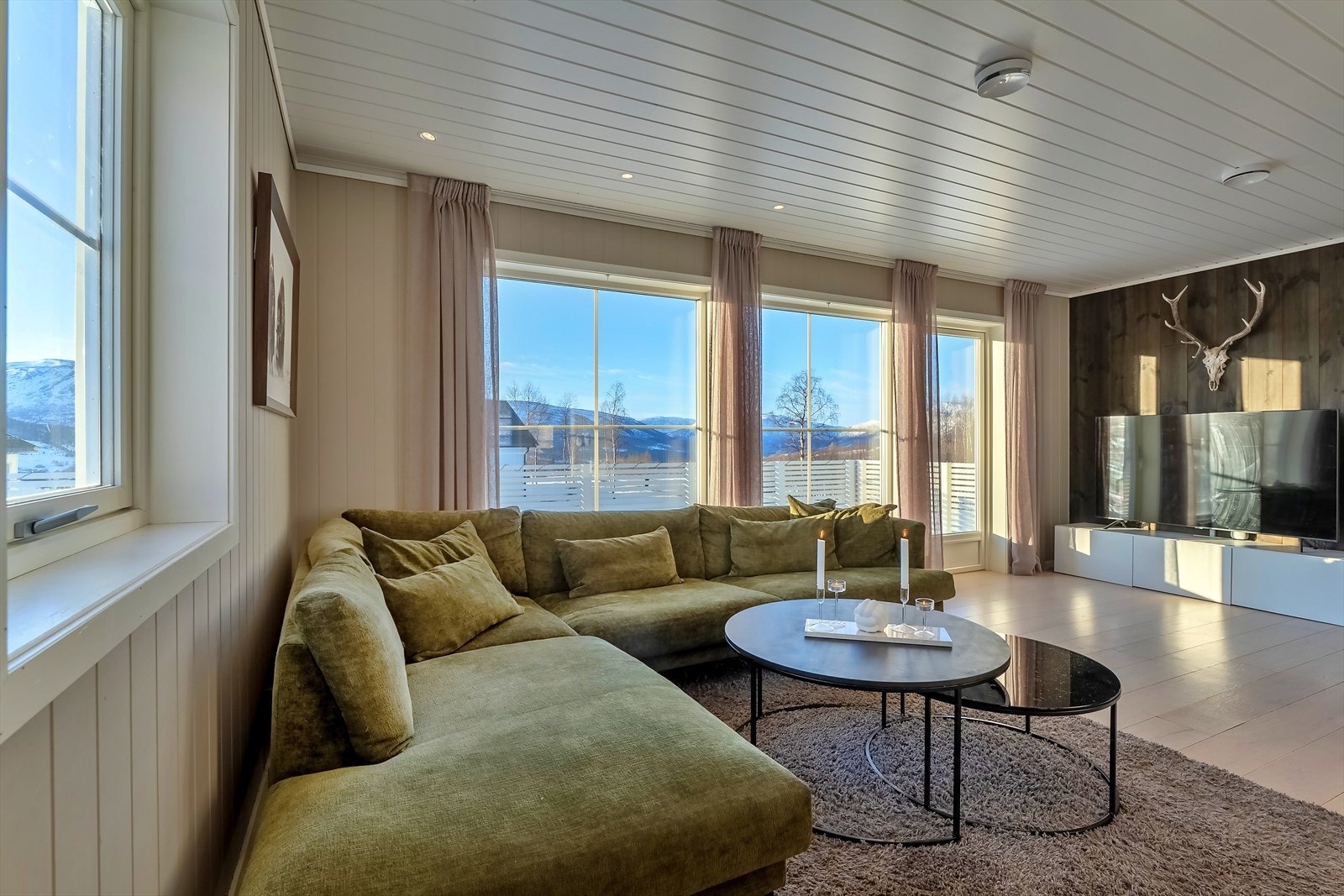 Stua har store vindusflater mot sørvest og utgang til stor terrasse Galleribilde