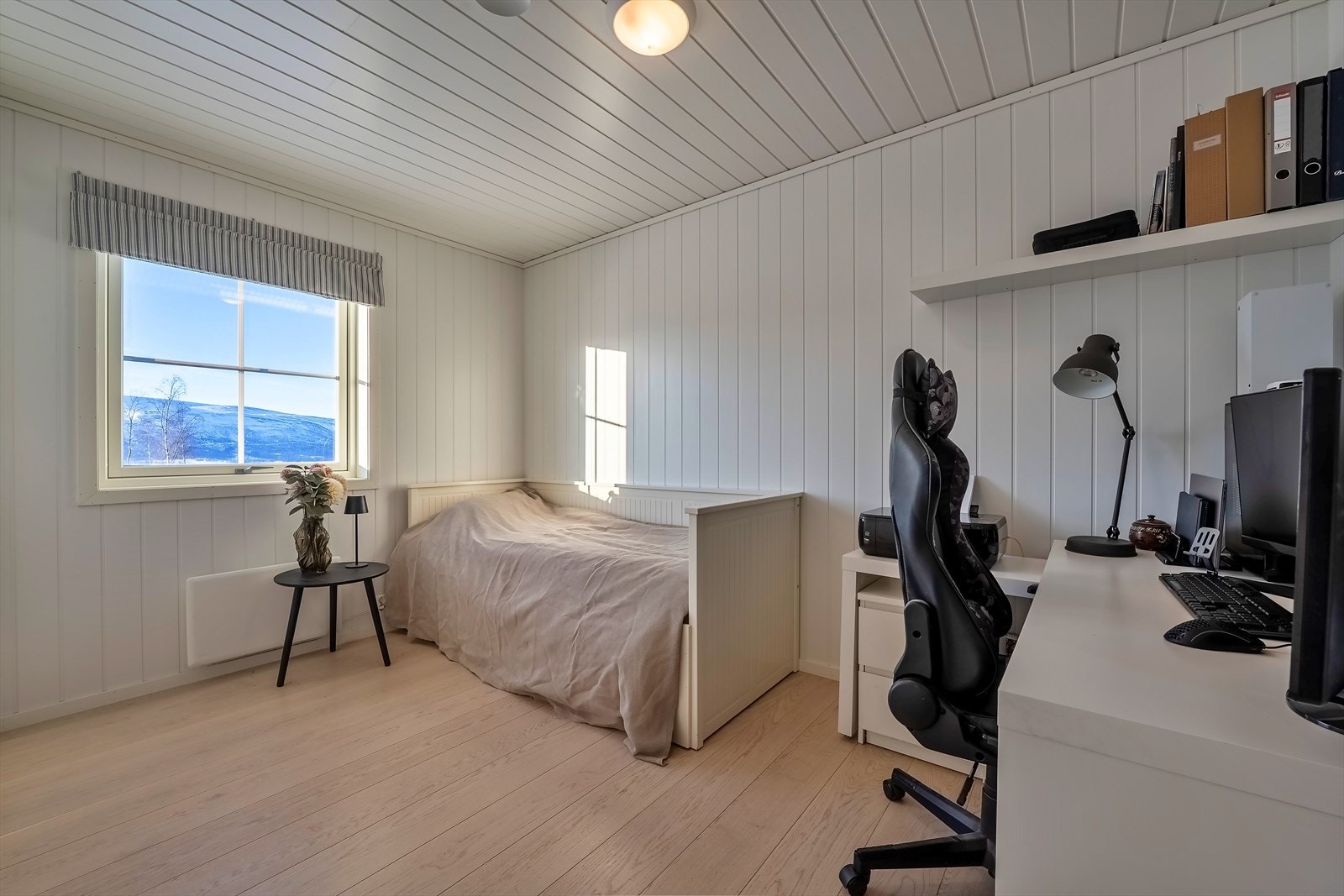 Boligens andre soverom er ca. 9 m² og ligger mot sør Galleribilde